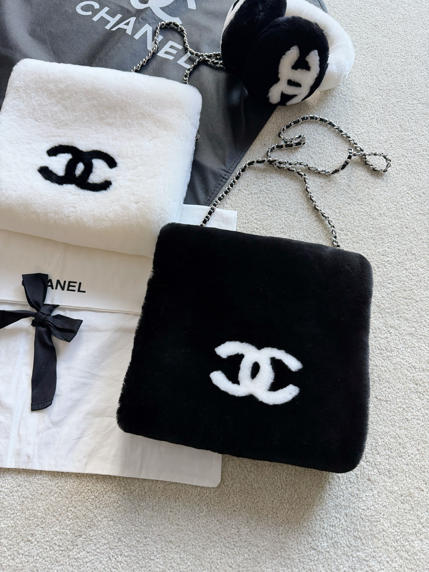 NO:591232,Actual photos of black details. The cabinet VIP basically has one. Hot water bottles are no longer needed in autumn and winter. The fabric is used well enough and has its own heating effect. It can also be used as an accessory, which adds a lot of points., alexander wang19860909黑色细节实拍图 柜子vip基本人手一个 秋冬再也不用热水袋了 面料用得足够好,自带发热效果 如此还能当配件加分不少,,alexander wang,Women's clothing