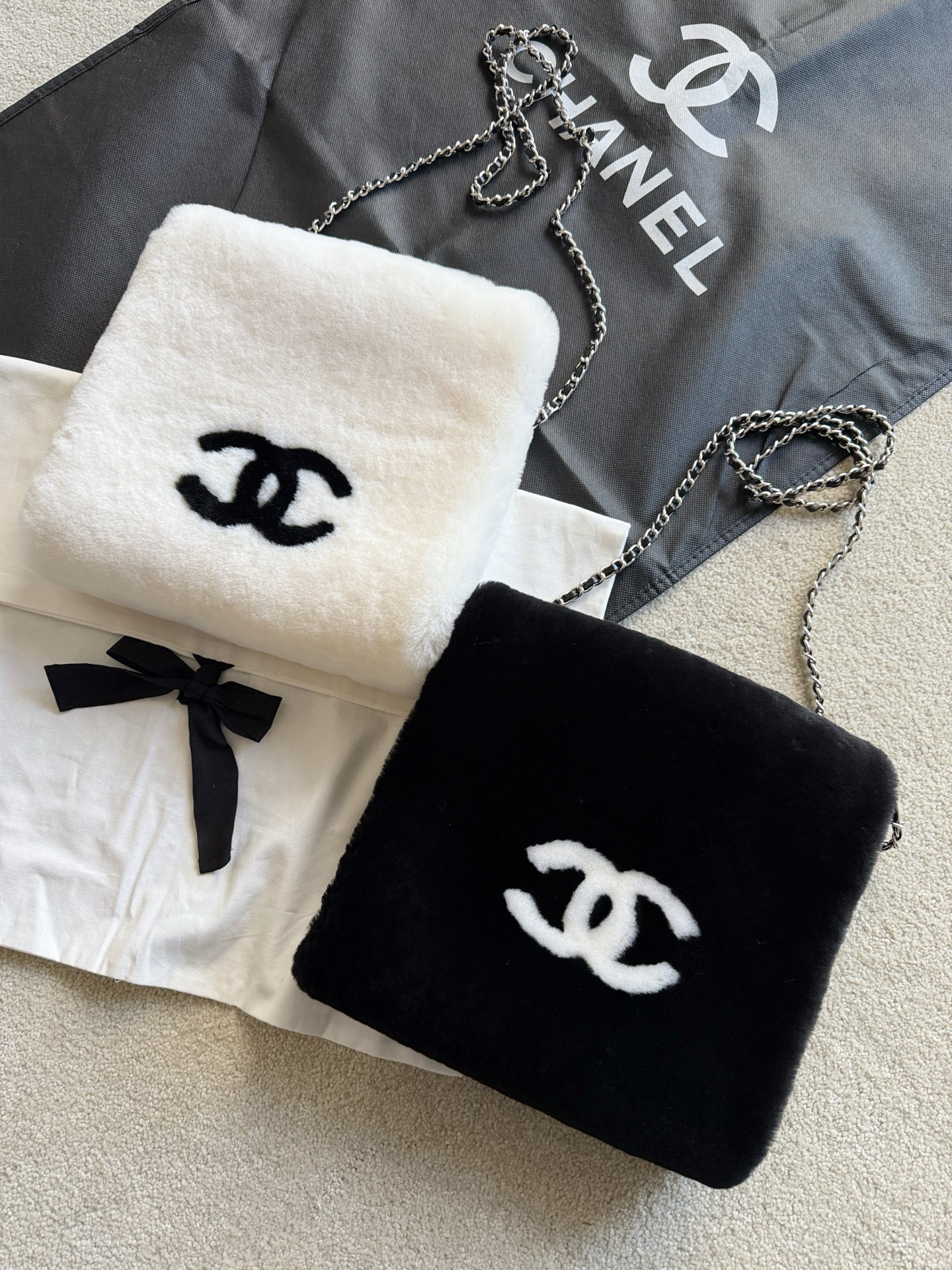 NO:591228,a 25N Ski Series·A must-have warm handbag. In addition to daily warmth needs, it can also be used as an accessory decoration, which is a lot of extra points. Classic black and white color matching and classic leather chain. The overall design is not redundant at all. 360 degrees without blind spots. It is cute and cute!! Look for my real wool fur material and use it well enough. It has a self-heating and thermal insulation effect. The length of the chain can be adjusted by yourself, and you can control it at will. The small pocket on the back can hold a mobile phone and can also be used for daily snacks.  I keep both colors for myself, they are so worth it,,alexander wang19860909a 25N滑雪系列·必收暖手袋 除了日常保暖需求之外 还能当做配件装饰,加分不少 经典黑白配色加经典皮穿链条 整体设计毫无一点多余 360度无死角乖巧可爱 !! 认准我家真正·羊毛皮草用料 用得足够好自带发热保暖效果 链条长度可自己调节,随意驾驭 背面小口袋可以装手机 也可以日常装点小零食 两个颜色我都自留,太值了,,alexander wang,Women's clothing