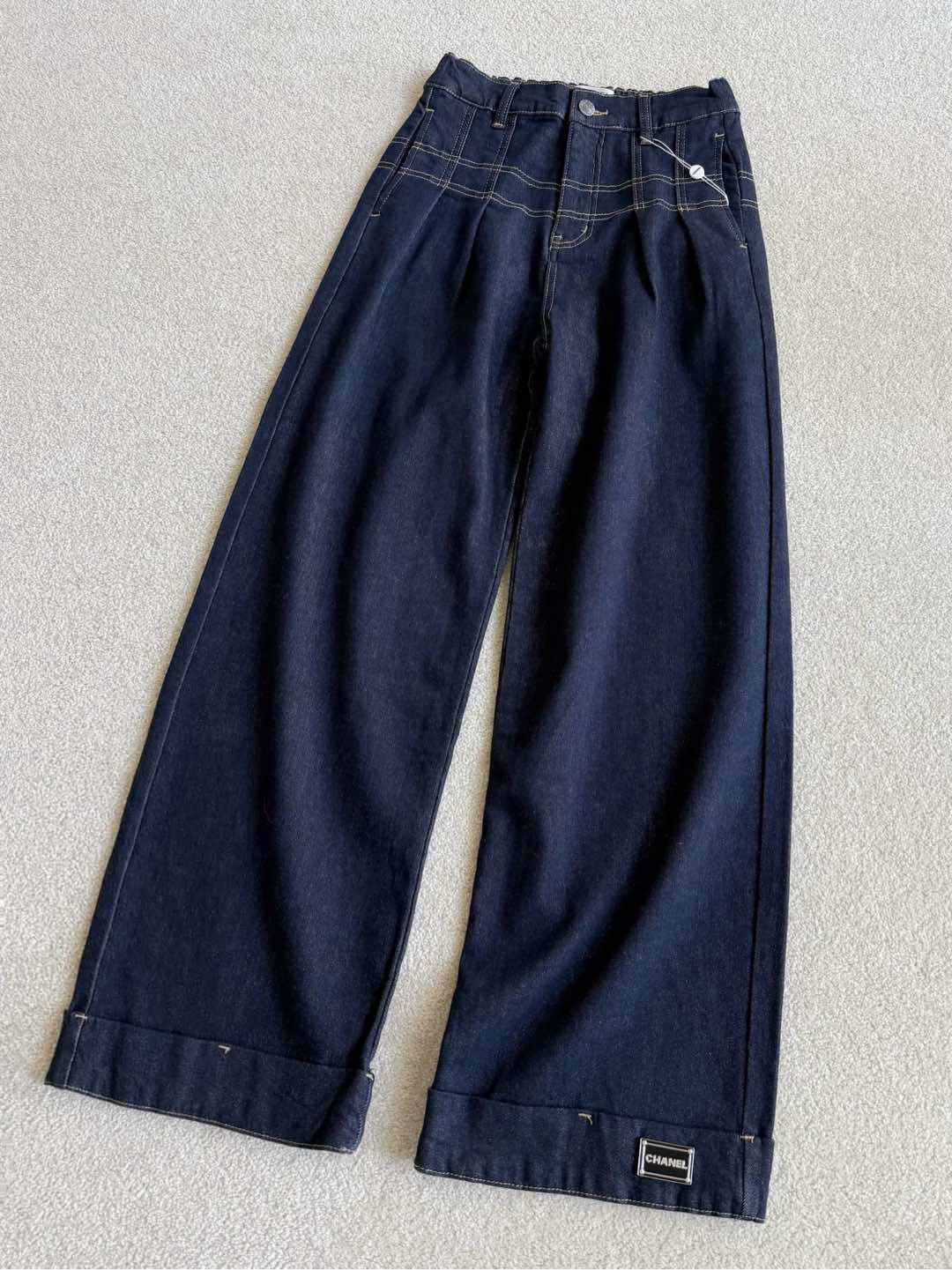 NO:591795,A pair of velvet jeans that you can get in autumn and winter. The bottom is fleece and does not make you look fat at all. Customers who want to keep warm and look slimmer should look for this pair!! Replenish the order twice before the stock is enough to dare to update. Super rare jeans with good trousers and fragrant details and materials. The details and materials are real~~ The mid-high waist and elastic waist are different from previous styles. The lines are fine, and the trouser legs are equipped with small hardware as standard. It is not easy to clash with shirts. Everyone praises these trousers when they see them.  Grab the year-end specials while they are in stock and just wear them,,jeans,alexander wang19860909秋冬一条就搞定的加绒牛仔裤 底抓绒,完全不显胖 想要保暖又显瘦的顾客 认准它来收 !! 补单2次库存够足才敢更新 超稀缺的好裤型香牛仔裤 细节和用料都是实打实 ~~ 中高腰松紧腰区别以往的款式 走线细腻,裤脚标配小五金 不易撞衫,人人见了都夸好的裤子 趁现货拿下年底巨献刚好穿上,,jeans,alexander wang,Women's clothing