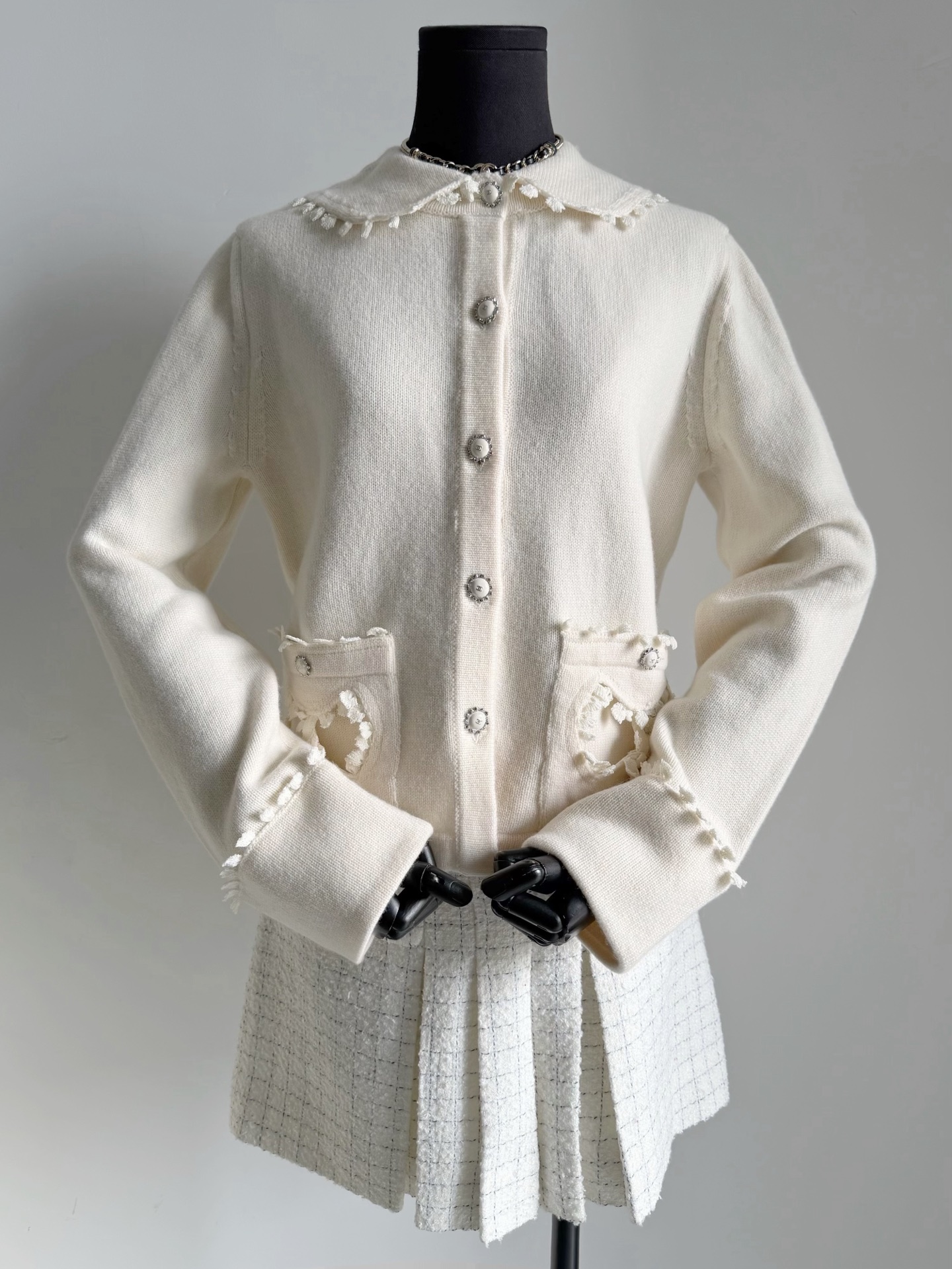 NO:591794,I fell into the pit of chane bows ~~ The 25K stunning lapel bow series cardigan has finally lived up to expectations!! I insist on buying yb package dyed wool wool. You can see the apricot white and reactive black tones are restored. The whole piece has heavy tassel lace details. It is independently woven and artificially assisted to restore the sewing plate. The cost and design are far beyond the previous cardigans. The simpler, the more durable it is, and the French elegance is full of it.  Wear it as an inner layer in autumn and winter, or wear it alone in spring, chanel, alexander wang19860909掉进了chane蝴蝶结的坑里 ~~ 25K绝美翻领蝴蝶结系列开衫 终于不负众望出货了 !! 坚持购入yb包缸定染羊毛毛料 看得到米杏白,活性黑的色调还原 整件重工流苏花边细节 独立织造再人工辅助还原缝盘 成本和设计都远远超出以往的开衫. 越简单越经久耐穿 法式优雅感拉满 秋冬当内搭,开春就直接单穿,,chanel,alexander wang,Women's clothing