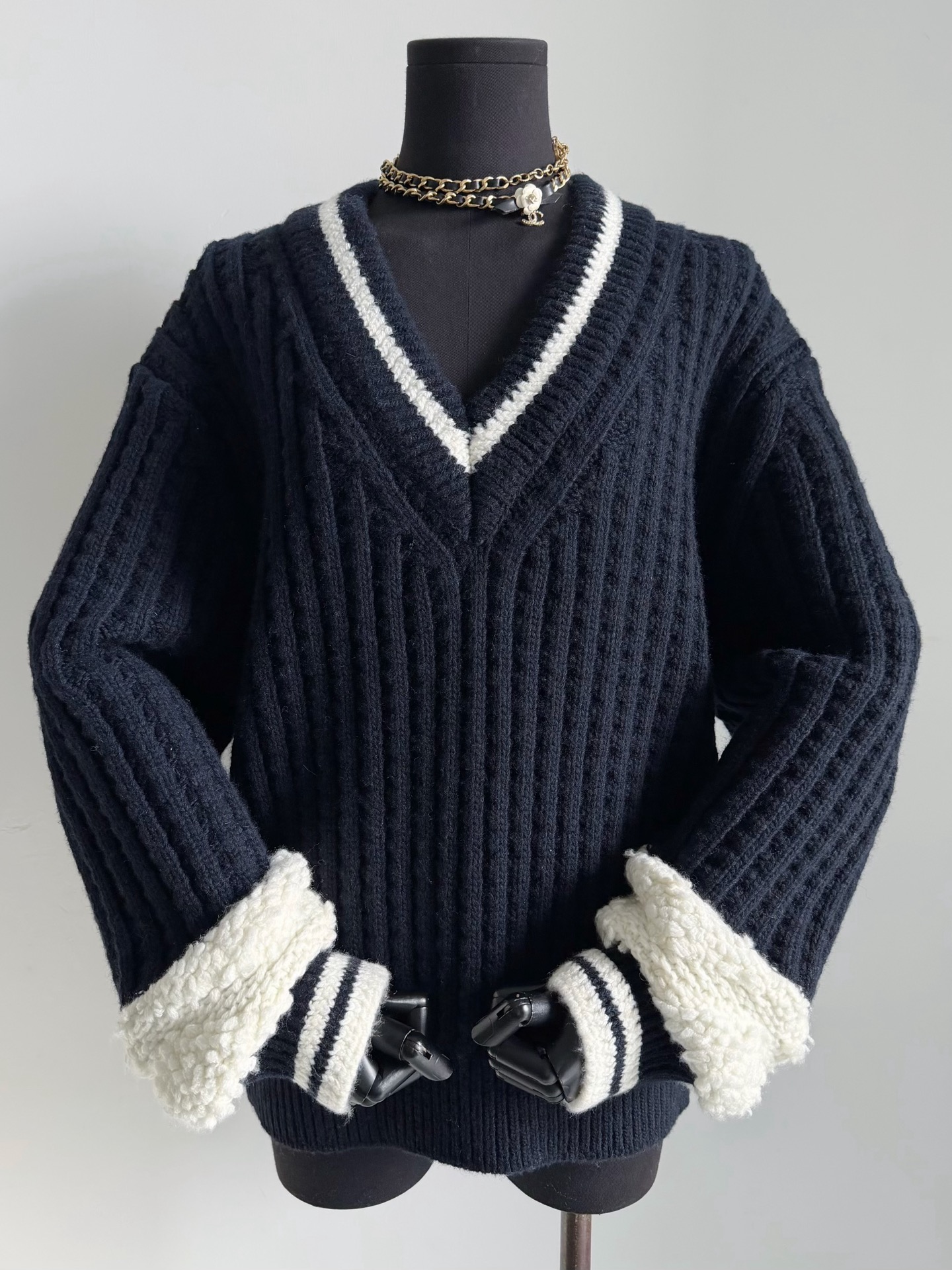 NO:591788,Detailed pictures of real shots of deep navy blue. Pay attention to the difference. Most of the black ones on the market are wrong. You can’t go wrong if you look for our yb weaving. The thickness, density and shoulder-drop pattern of the whole piece are only mine, alexander wang.19860909深藏蓝色实拍细节图 注意区别市面都是错版黑色 认准我家yb织造不会出错 整件的厚实度,密集度 以及落肩的版型,只有我家做到,,alexander wang,Women's clothing