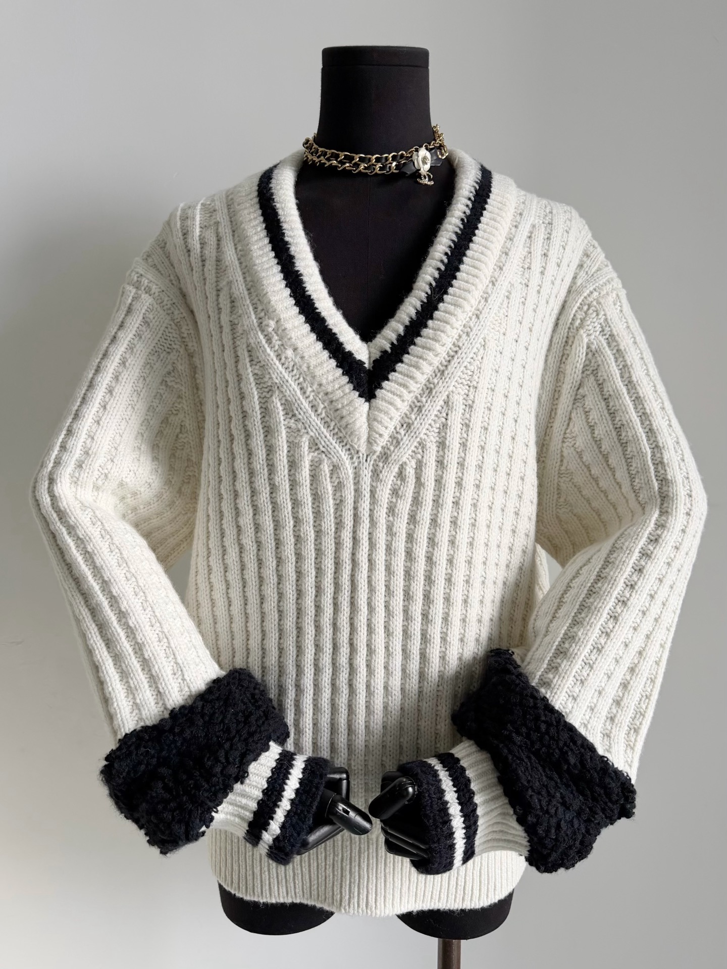 NO:591782,25N ski series hidden hot item. The gold content of this piece is still rising!! Be sure to buy and develop it from our yb, you can’t go wrong. Genuinely custom-woven and dyed thick-needle wool. It is different from various wrong versions of 'jia cashmere' on the market. The correct 3-needle method restores the rough and crazy feeling, and the sense of thickness. Only the upper body has the feeling of loose silhouette ~~ Mi Xingbai is gentle and generous, very well-behaved. Deep navy blue is low-key and luxurious, elegant and elegant.  The double C jacquard with snowflake texture on the back is the essence. Look for my version and you won’t be afraid of matching shirts when you buy it because you are sure to grasp the high quality.,alexander wang1986090925N滑雪系列隐藏爆款 这一件的含金量还在持续上升 !! 认准我家yb购入开发,不出错 真正定织定染粗针羊毛毛料 区别市面各种错版“jia羊绒” 正确3针做法还原粗狂感,厚实感 上身才有廓形松弛的感觉 ~~ 米杏白温柔大方很是乖巧 深藏蓝低调奢侈,落落大方 后副雪花质感的双C提花是精髓 认准我家版本,入手不怕撞衫 因为你是稳稳拿捏高品质,,alexander wang,Women's clothing