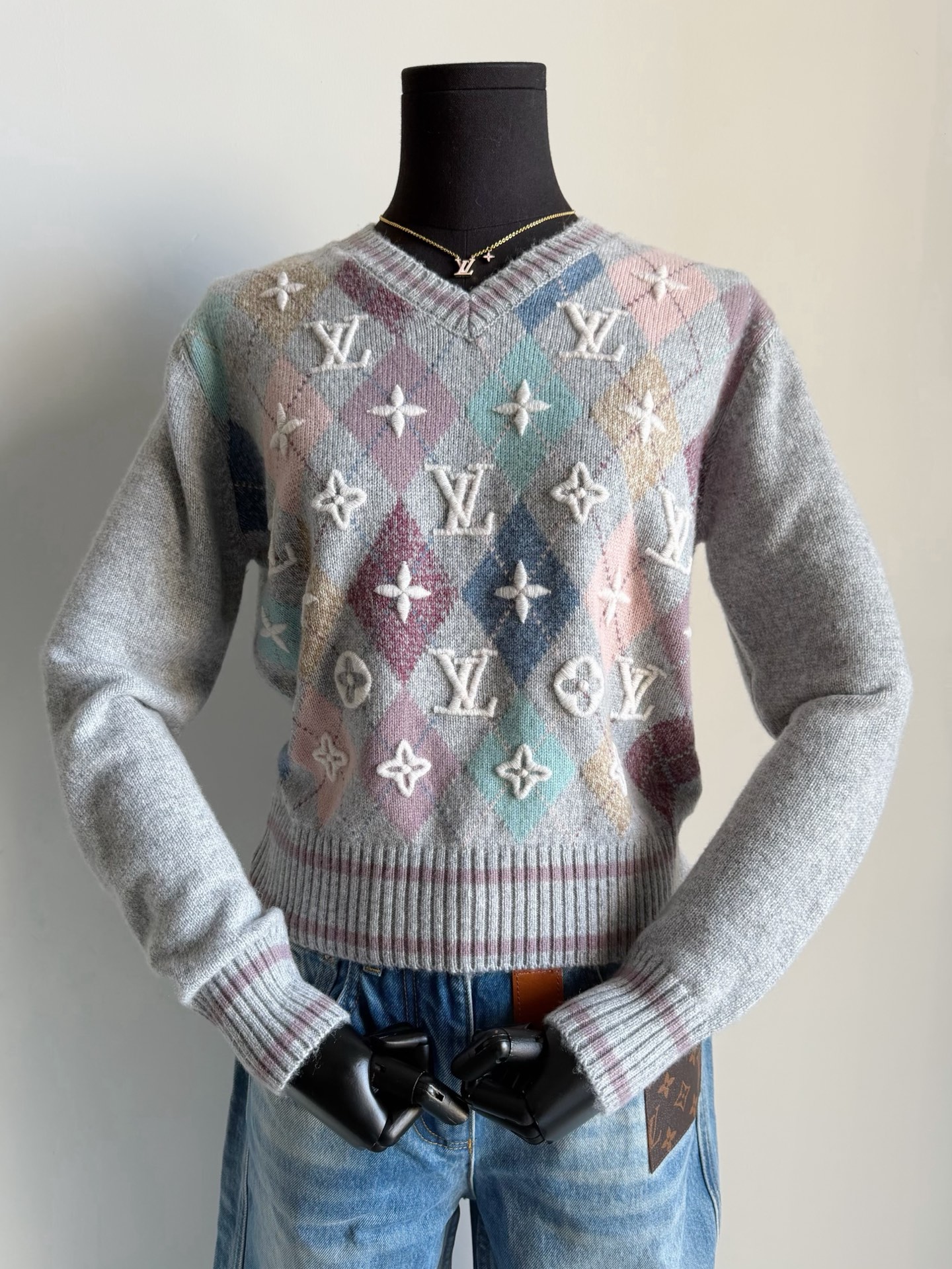 NO:592140,Produced by my family, the market version can be withdrawn. It looks similar but is actually very different. Genuine vat-dyed cashmere, up to 15 colors. The checkerboard pattern is symmetrical and evenly distributed. Infrared three-dimensional embroidered matte embroidery letters, including the size and three-dimensionality of a four-leaf clover. Free access without pressure ~~ This style has its own hot spots. If you want to buy it, buy the higher version to avoid the embarrassment of matching shirts, alexander wang19860909我家出品,市面版本可以退下了 看似差不多实则天壤之别 真正包缸定染山羊绒,高达15种配色 棋盘格左右对称,分布均匀 红外线立体刺绣哑光绣线字母 包括四叶草的大小和立体感 自由出入无压力 ~~ 这种本身自带热点的款式 要买就买高版本,避免撞衫尴尬,,alexander wang,Women's clothing