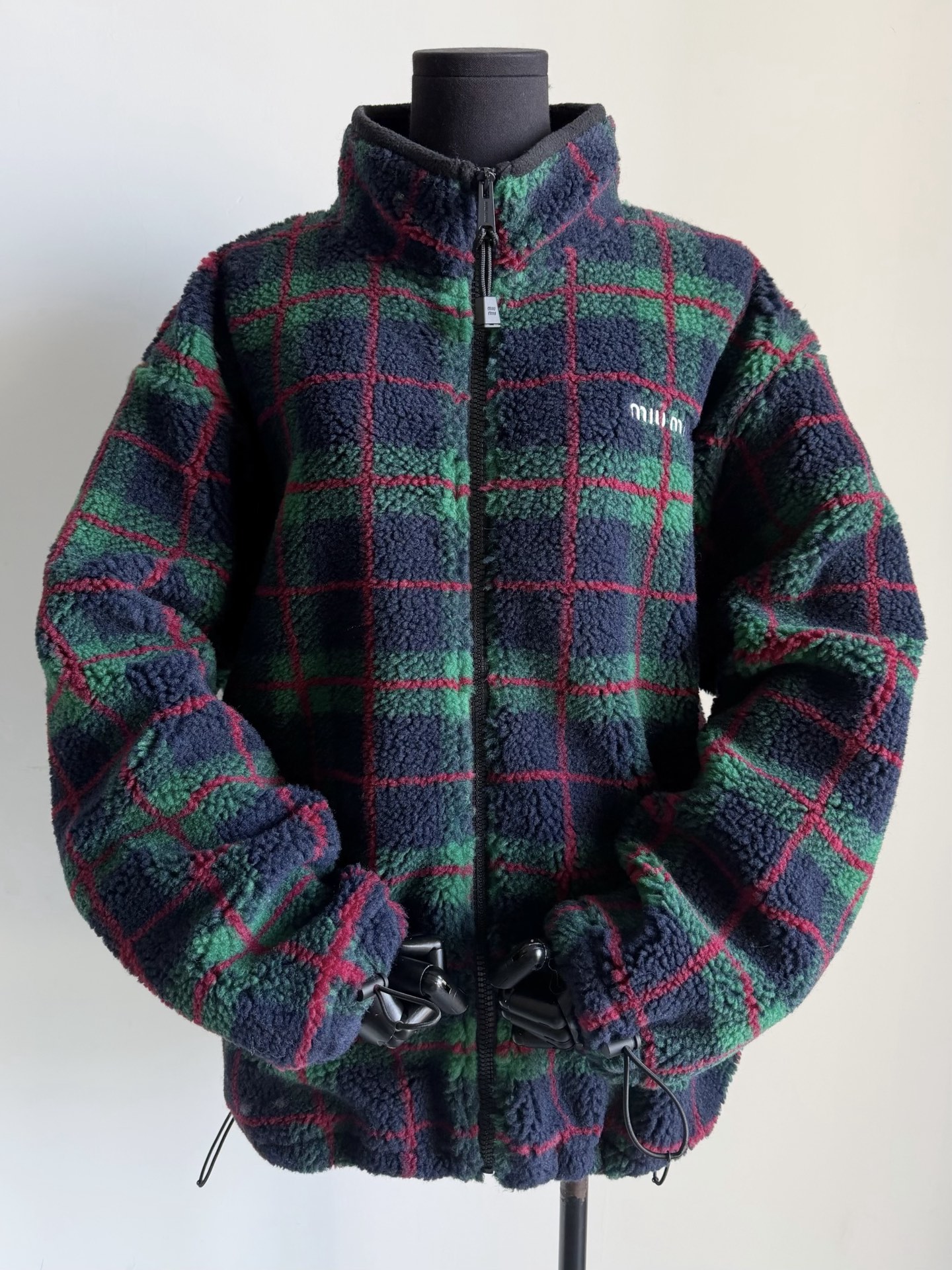 NO:592136,Blue-green plaid · detailed real-life photos. The color scheme of this piece is eye-catching. It is worn by many celebrities outside the show. The overall density/softness/evenness of the hair feel is comparable to no pressure, warm and comfortable. Small people can go out in the street with leggings,,alexander wang19860909蓝绿色格纹·细节实拍图 这一件的配色让人眼前一亮 show场外都有好多明星穿 毛感整体的密集度/柔软度/均匀度 都媲美无压力,保暖舒适 小个子配合打底裤就能出街,,alexander wang,Women's clothing