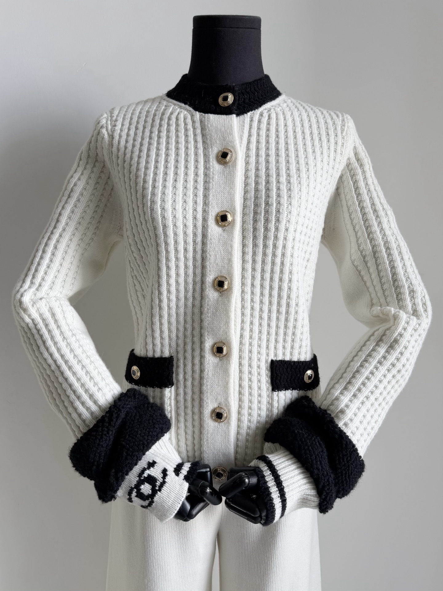 NO:592132,Off-white · Detailed real photos. I have already predicted the gold content of this piece. If you don’t buy yb, it is really full of loopholes. Pay close attention to the details of my house, which will truly make your entry and exit stress-free. This piece is shipped and the boss lady keeps it for herself, alexander wang19860909米白色·细节实拍图 早就预告过这一件的含金量 不买yb真的漏洞百出 认准我家细节,真正让你出入无压力 这件出货老板娘都自留,,alexander wang,Women's clothing