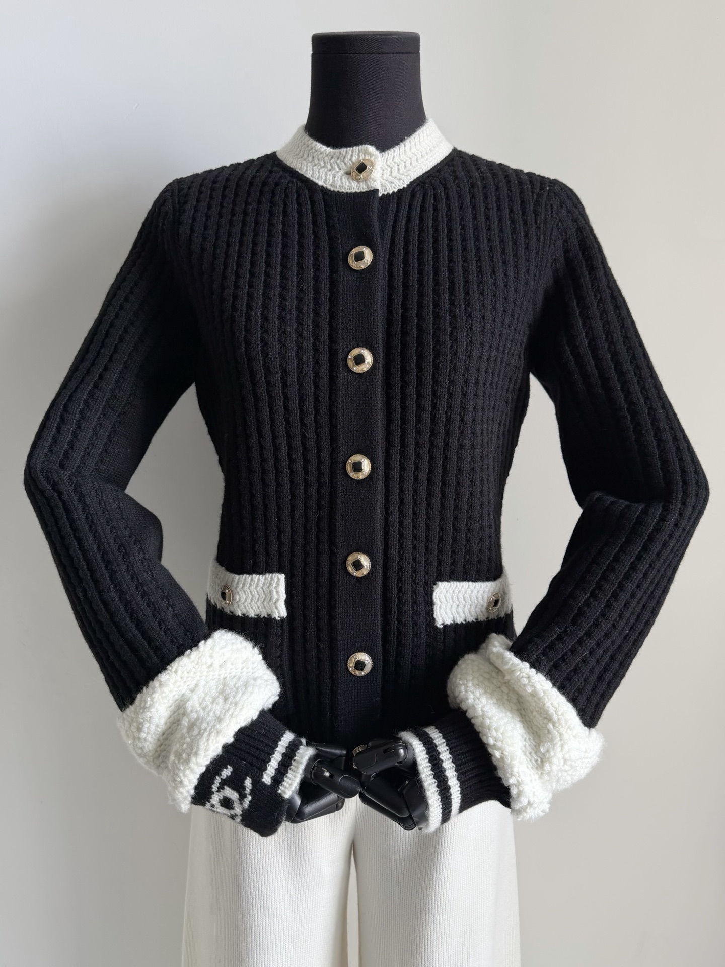 NO:592128,25N top-quality VIPs each get one piece. The gold content of this cardigan can only be felt after you get it!! The more popular it is, the more you have to buy high quality, and you are not afraid of matching shirts. There are too many different versions of this cardigan on the market. Look for my custom-woven and dyed wool, sleeves lamb wool, and the splicing of two kinds of fabrics is very thick. The furry atmosphere is very suitable for autumn and winter ~~ The gilt hardware buckles are full of small details, which can be matched with earmuffs and hand warmers of the same season.  The wardrobe I bought has been raised to a higher level, alexander wang1986090925N顶级品质Vip们人手一件 这件开衫的含金量 只有拿到手了才能感受得到 !! 越火越要买高品质,不怕撞衫 这件参差不齐的版本市面太多了 认准我家定织定染毛料,袖子羊羔毛 并且也是两种面料拼接很厚实 毛茸茸的氛围感很适合秋冬 ~~ 鎏金五金扣小细节拉满 可搭配同一季的耳罩,暖手包 入手衣橱都抬高了一个档次,,alexander wang,Women's clothing