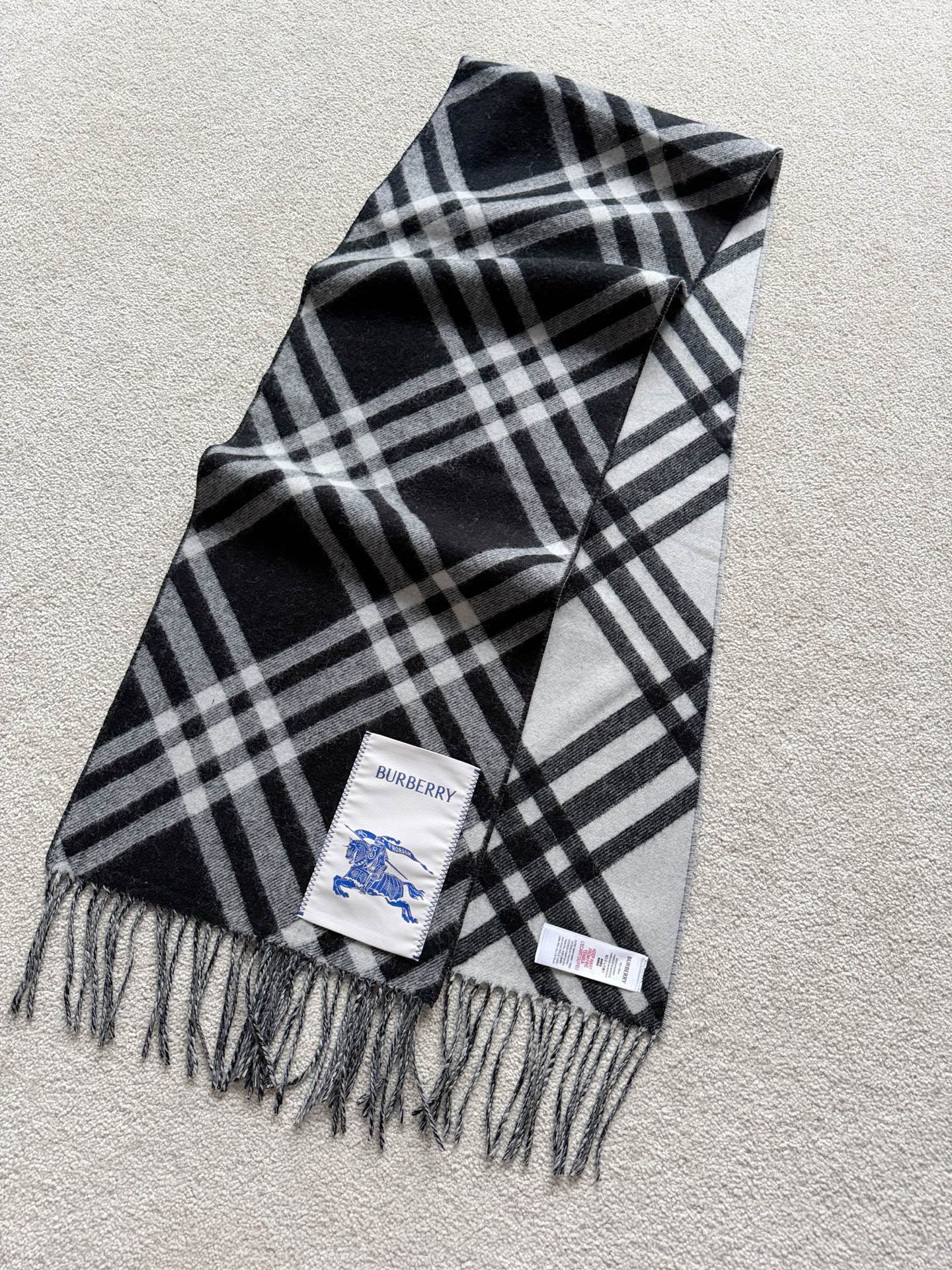 NO:605917,Updated Classic Plaid 25 New Label Tassel Scarf No matter how many scarves you already have, there are still reasons to buy this one. Compared with the thick plaid style, it is softer, thinner and more skin-friendly. It can be used throughout the year. More delicate sheep wool weaving. The plaid pattern is very clear, and the front and back are matched. The hand-woven tassel details are superior. Treat yourself to keep one or give it to someone. It is a perfect gift,, alexander wang19860909更新经典格纹25新标签流苏围巾 不管你已经有多少条围巾 这一条仍然有值得入手的理由. 相比格纹厚款,它更软更薄更亲肤 可以说横跨一年四季都用得到 更加细腻的绵羊毛织造 格纹清晰无比,前后对格 手工编织流苏细节上上乘 犒劳自己自留一条 或者送人都是满分的礼物,,alexander wang,Women's clothing