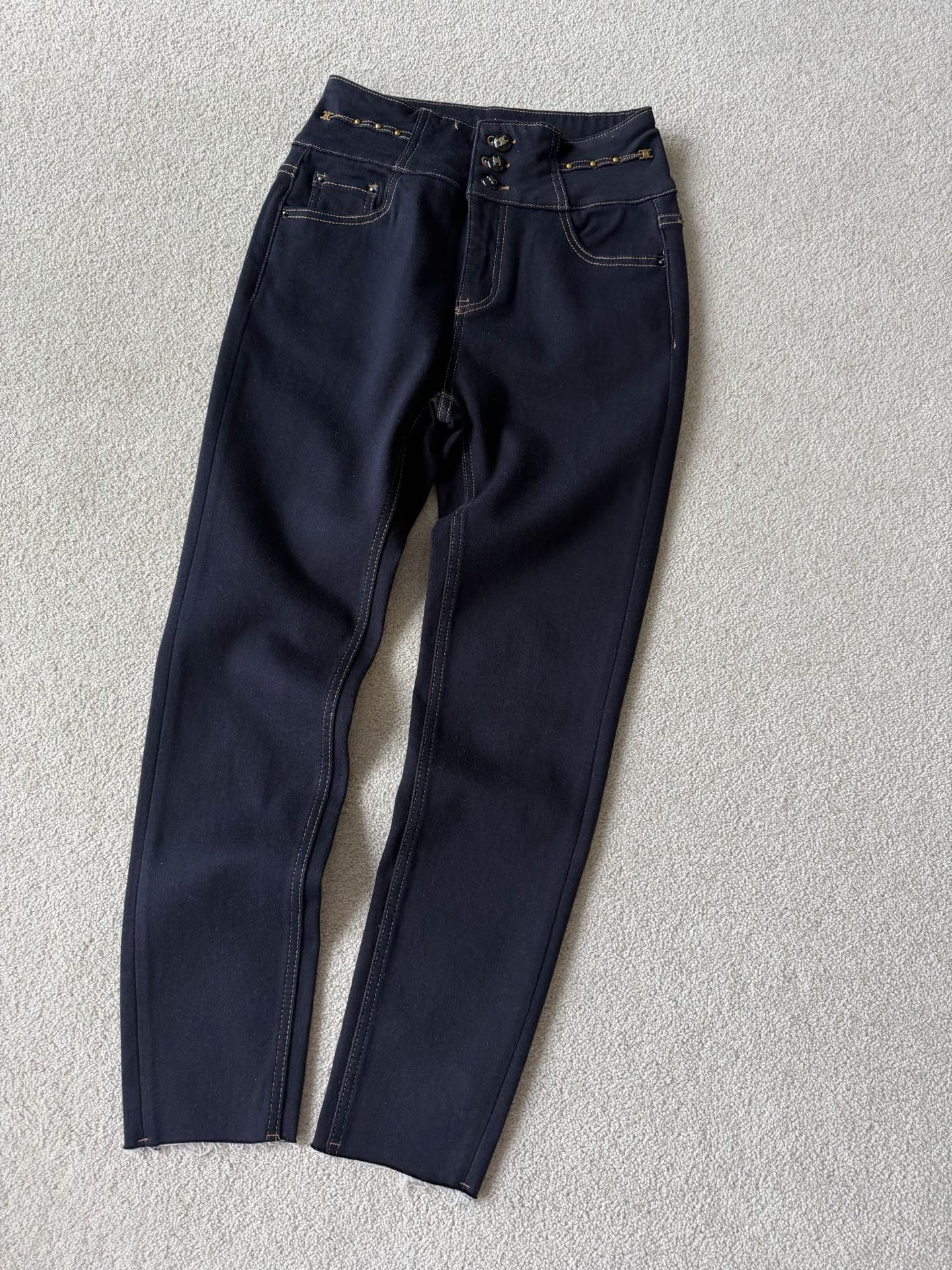 NO:605909,Autumn and winter really need a pair of velvet pants to meet different outfit needs. Furry shoes/loafers/all kinds of boots can be perfectly paired with them ~~ Customized to stretch twill denim cotton, slim and slimming, unrestrained. The inner fleece is delicate and skin-friendly. It is warm and does not make you look fat at all. Off-white/dark blue is recommended to wear together. It is necessary to match with all kinds of coats/down jackets, loafers, boots, down jacket, alexander wang19860909秋冬太需要一条加绒小脚裤了 满足不同穿搭需求 毛毛鞋/乐福鞋/各类靴子 都能和它完美搭出新花样 ~~ 定制到有弹力的斜纹牛仔棉 修身显瘦,无拘无束 内里抓绒细腻亲肤 保暖的同时一点也不显胖 米白色/深蓝色推荐一起入 搭配各类大衣/羽绒服都很需要,,loafers,boots,down jacket,alexander wang,Women's clothing