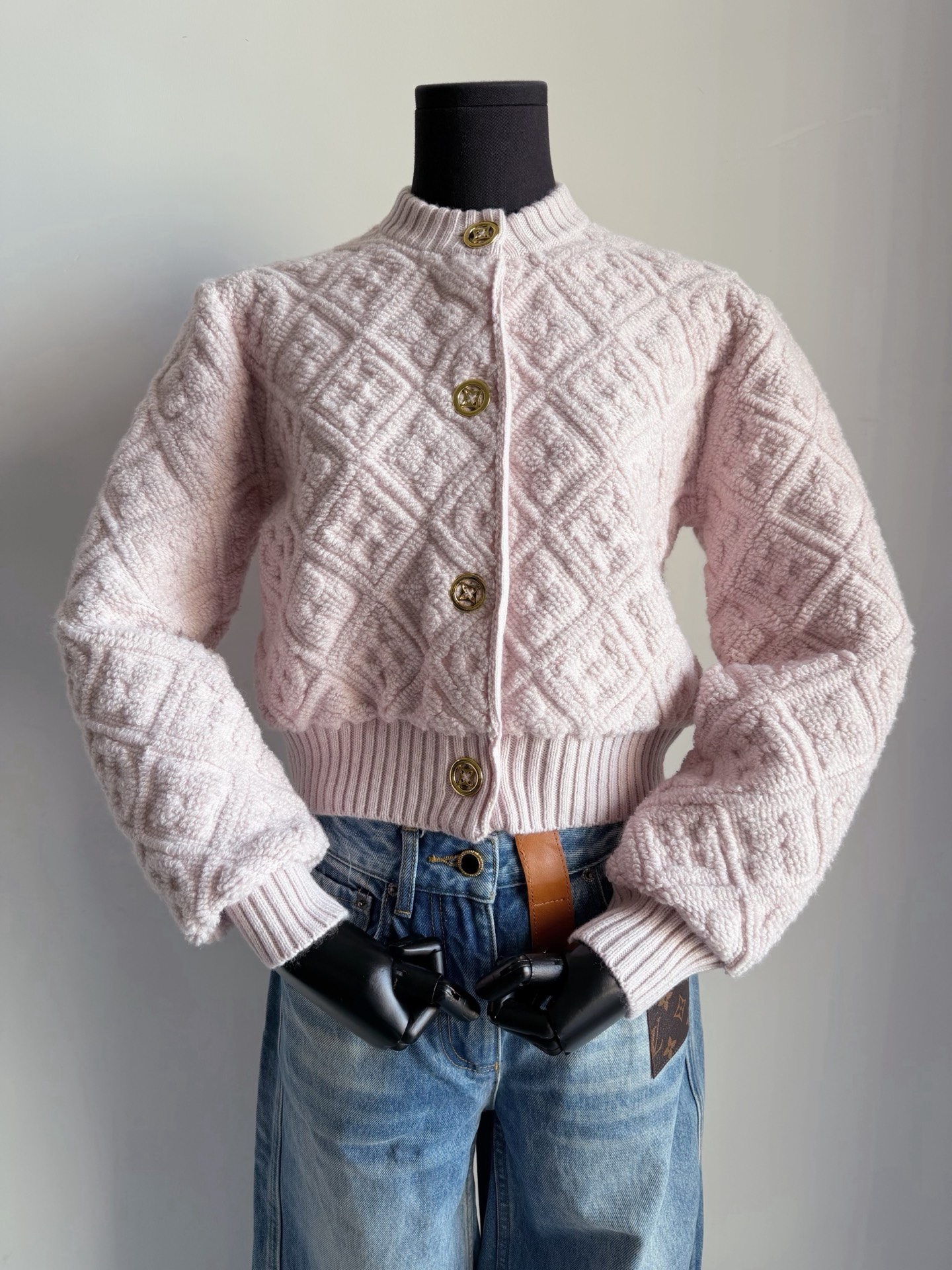 NO:605924,Donkey Ski Series·Sakura pink four-leaf clover jacquard cardigan Real photos cannot show half of the beauty of the real thing!! The super three-dimensional four-leaf clover jacquard is thicker than a cotton jacket, so there is no need to worry about warmth. One piece of it is enough in Guangdong winter. Custom-woven and dyed exactly the same wool, no color difference. Strictly follow the weaving method, infrared checkered jacquard. This year's new colors are more youthful and practical, Louis Vuitton, Alexander Wang19860909驴滑雪系列·樱花粉四叶草提花开衫 实拍展现不了实物一半的美 !! 超立体四叶草logo提花 厚实程度比一件棉服还多 所以根本不需要担心保暖度. 广东冬天穿它一件就足够 定织定染一模一样毛料,无色差 严格按照织法,红外线对格提花 今年的新颜色更加年轻实穿,,louis vuitton,alexander wang,Women's clothing