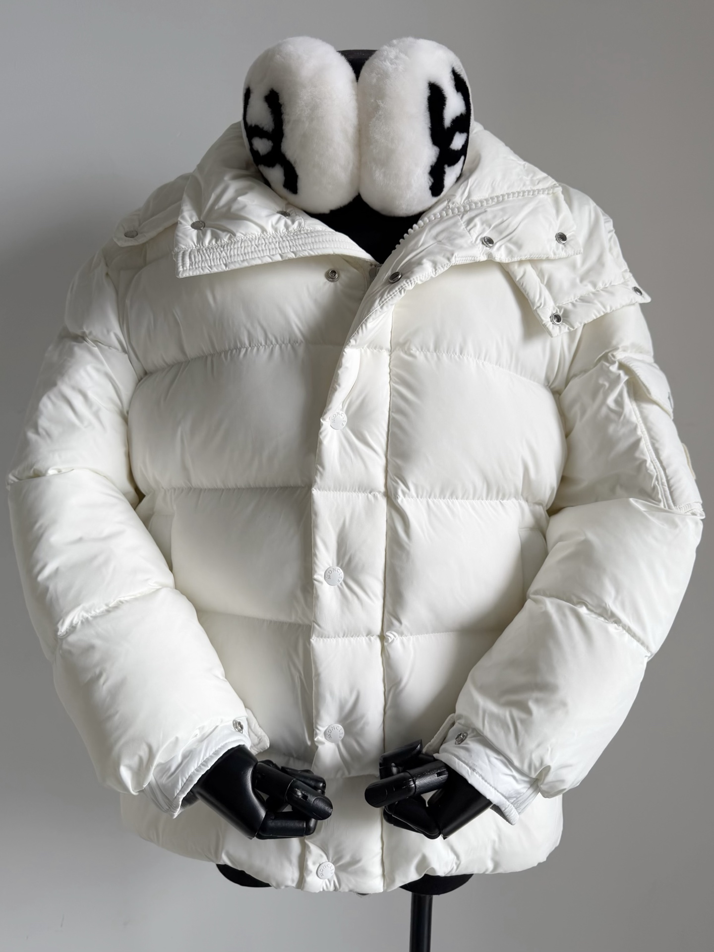 NO:606467,Equipped with a dust bag, the much-awaited matte white Maya is here!! This is a large-scale product in my house. It is not ZP. It is not unreasonable for customers to 'question' that it is ZP. The amount of down, fullness and pattern of my large-scale product are simply indistinguishable. Customer supply channels for matte white nylon fabric. Really high-end matte texture, never forgetting. It feels silky and refuses to feel cheap. The interior is filled with national standard high-quality 90 white goose down.  The velvet has large feathers and few stalks, and the warmth has been fully extended. The detachable hat meets different dressing needs. The first batch of good products has been put into storage, first come first served,, hats, alexander wang19860909配防尘袋翘首期盼的雾面白maya来啦 !! 我家这是大货实拍不是zp 被顾客“质疑”实拍是zp不是没有理由的 我家大货充绒量,饱满度,版型 简直是傻傻分不清的节奏 雾面白尼龙面料客供渠道 真正的高级哑光质感,过目不忘 手感丝滑拒绝廉价感 内里国标优质90白鹅绒填充 绒朵大羽梗少,保暖度已经拉满 可拆卸的帽子满足不同穿搭需求 首批好货已入库,先到先得,,hats,alexander wang,Women's clothing