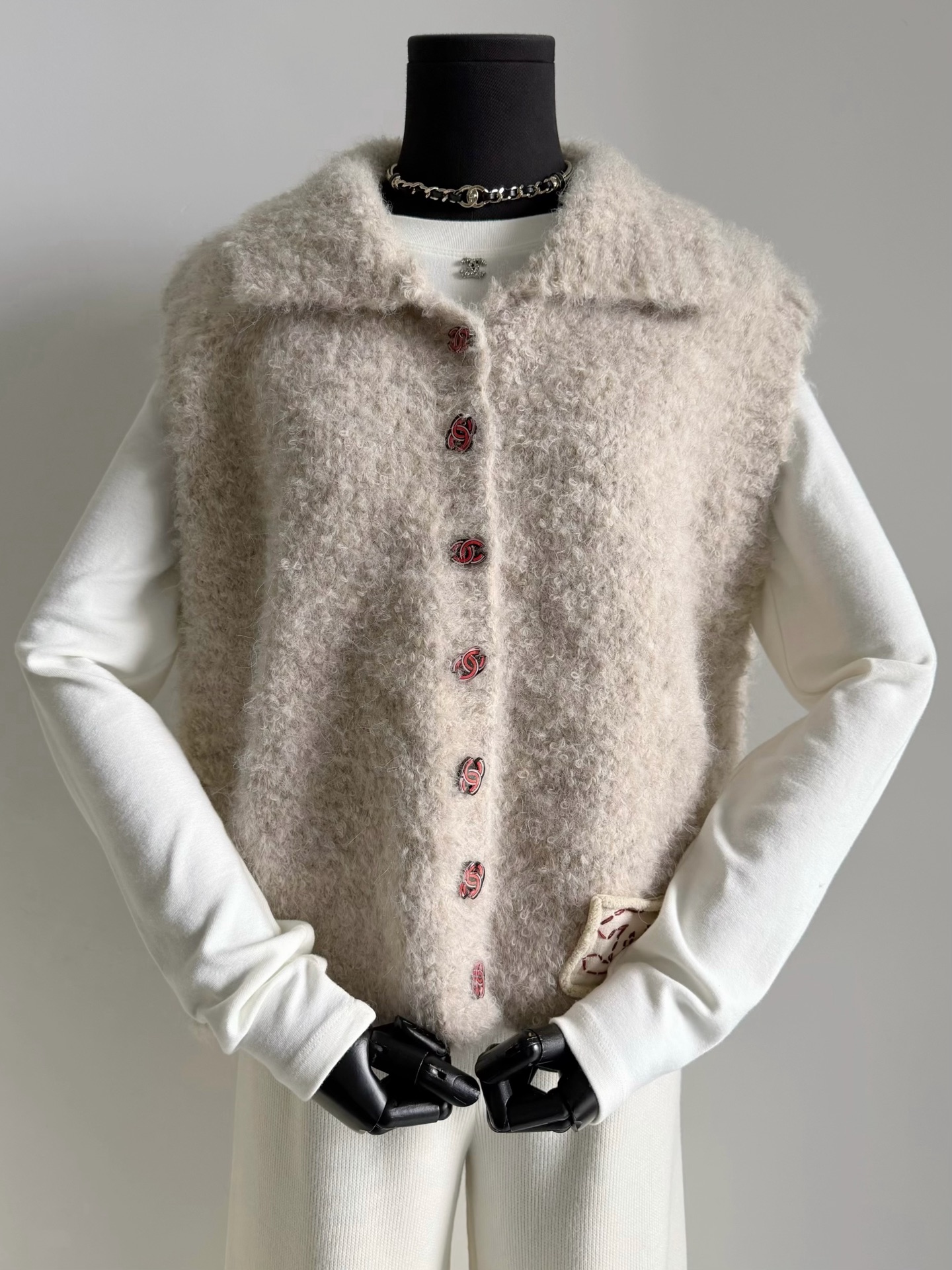 NO:606462,Oatmeal color · Detailed real-life photos. It is a warm and well-behaved piece. Whether you are staying at home or going out, the cashmere vest can fill the temperature difference gap for you,,alexander wang19860909燕麦色·细节实拍图 好暖好乖的一件 不论是宅家还是出门 羊绒马甲为你填补温差缺口,,alexander wang,Women's clothing