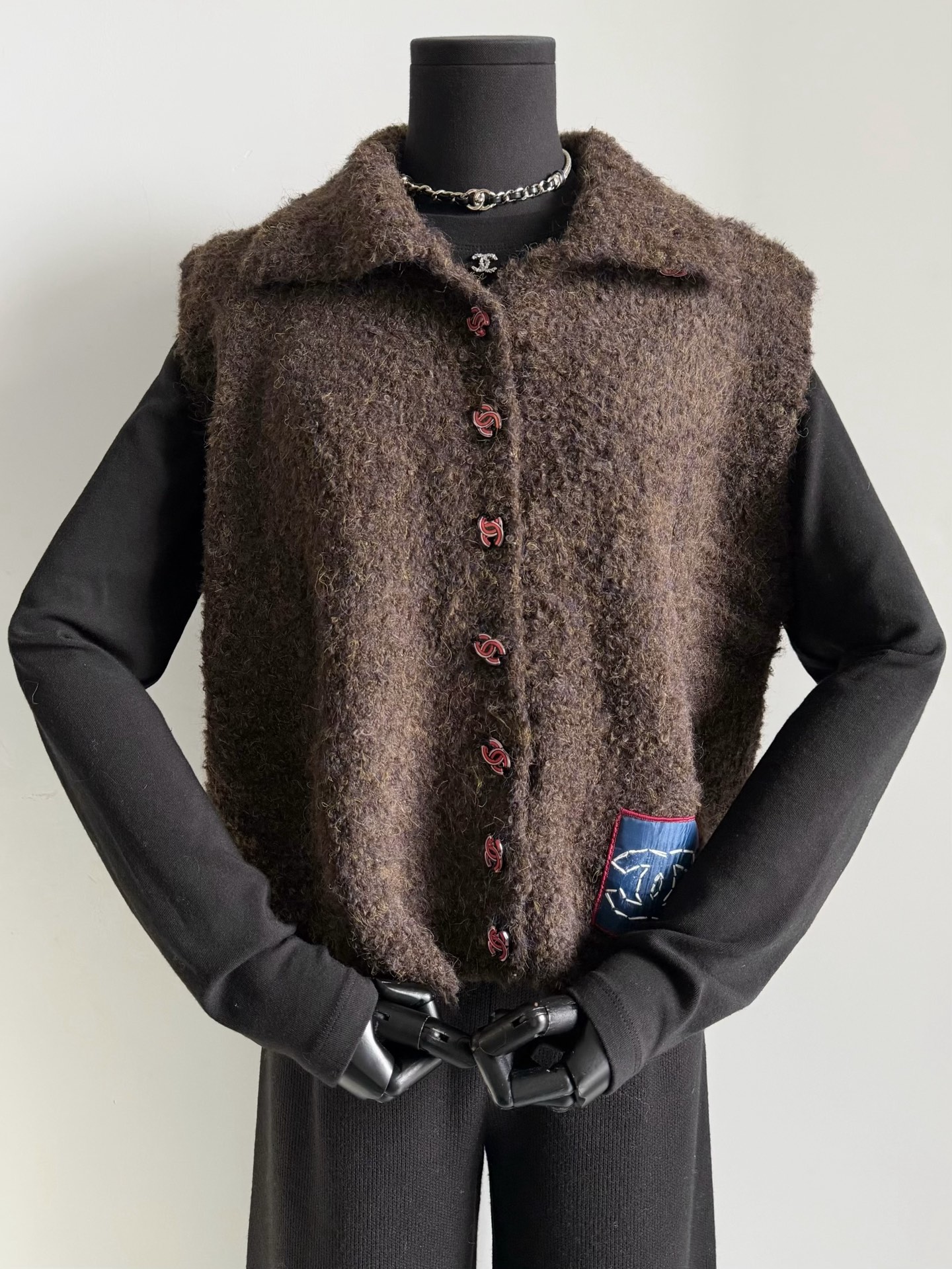 NO:606453,An atmospheric artifact for layering in autumn and winter. A super cute vintage cashmere vest. It’s a boutique product that you can buy as soon as it’s ready. Custom-woven and custom-dyed cashmere with a velvety texture. It’s skin-friendly and delicate, and won’t get stuck at all. The overall style is a lapel and dropped shoulders with a loose effect. It can be worn as a base layer/thin sweater or as an outer layer with various coats/down jackets. Classic hand-appliquéd double C’s and vintage buttons are self-recognizable and will never go out of style. Sweaters, down jackets, alexander  wang19860909秋冬叠穿的氛围感神器 超乖的vintage羊绒马甲 见好就收的精品 ~~ 定织定染毛绒绒质感羊绒毛料 亲肤细腻,完全不会扎 整体版型是翻领落肩带有宽松效果 可以内搭打底/薄毛衣 也可以外搭各类大衣/羽绒服 经典手工贴布双C加中古扣 自带辨识度永不过时,,sweaters,down jacket,alexander wang,Women's clothing