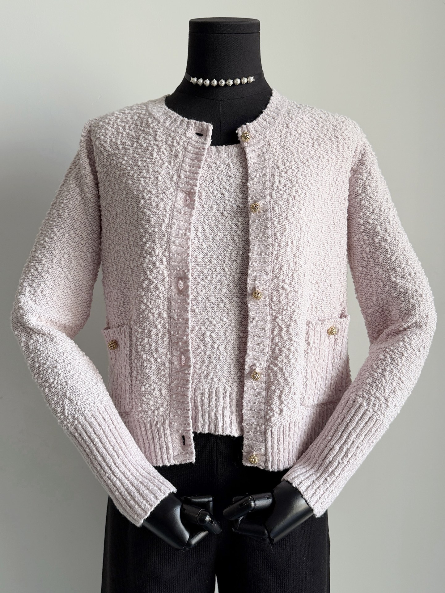 NO:606413,D's 26 early spring beautiful knitted cardigan + vest. Customers in physical stores who know the goods must hang this product in the window C position!! Custom-woven and dyed cotton + wool fabric blend. I can see the clear graininess of the imported machine weaving. The essence of yb and the feel are restored in place. It can be easily worn next to the body and is extremely comfortable. Broad-shouldered knitted vest + right-shoulder H-shaped cardigan can be worn alone, but it is recommended to buy it as a set.  Good items that will be out of stock when the temperature rises, dior, alexander wang19860909D家26早春绝美针织开衫+背心 懂货识货的实体店顾客 这种品相一定要挂在橱窗C位 !! 定织定染棉+羊毛面料混纺 我家进口机器织造看得到清晰的颗粒感 yb精髓,以及手感都还原到位 能轻松贴身穿的一套舒适度爆棚 宽肩针织背心+正肩H型开衫 可以单穿,但更推荐成套入手 等到升温必定断货的好单品,,dior,alexander wang,Women's clothing