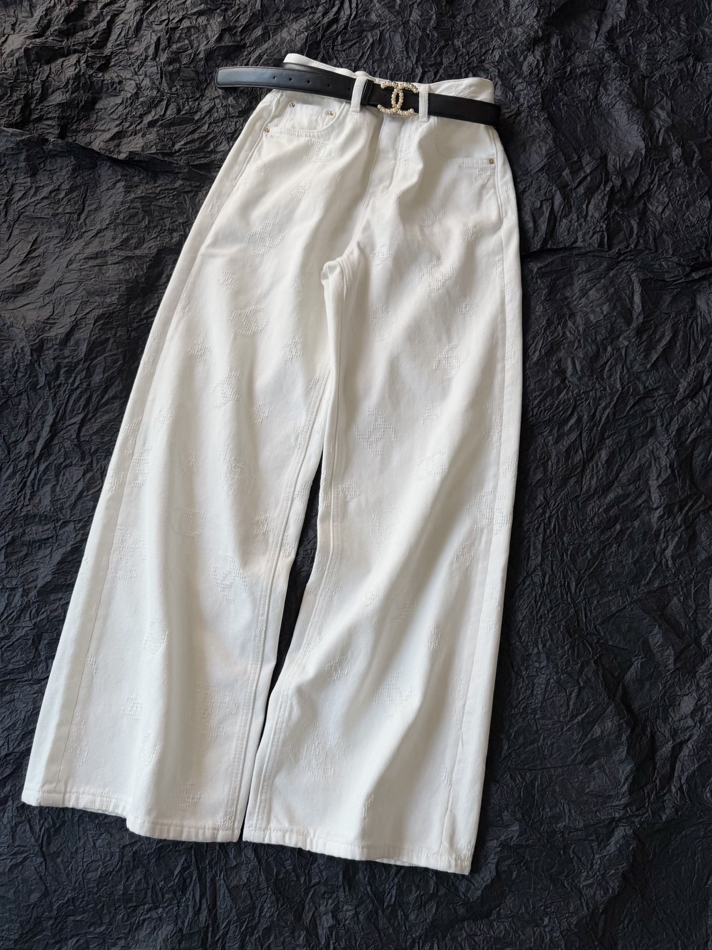NO:606422,The new style trousers that have been hidden for a month are finally available for you~~ One pair is enough for a weather of about 10 degrees. The brushed chenille fabric is so comfortable. It is skin-friendly and warm, and does not look fat or bloated. The off-white color is suitable for any top. The whole dark pattern embroidered double C details are handled just right. The belt delivered is also of high quality. The texture is weak when paired alone. Online,, alexander wang19860909暗藏了一个月的新款神裤 终于有现货来给你们发布了 ~~ 10度左右的天气一条就够 磨毛的雪尼尔面料太舒适了 亲肤保暖的同时,又不显胖不显臃肿 米白色不论搭配什么上衣都适合. 整条暗纹刺绣双C 细节处理得恰到好处 配送的皮带也是相当有品质 单独搭配质感弱弱在线,,alexander wang,Women's clothing