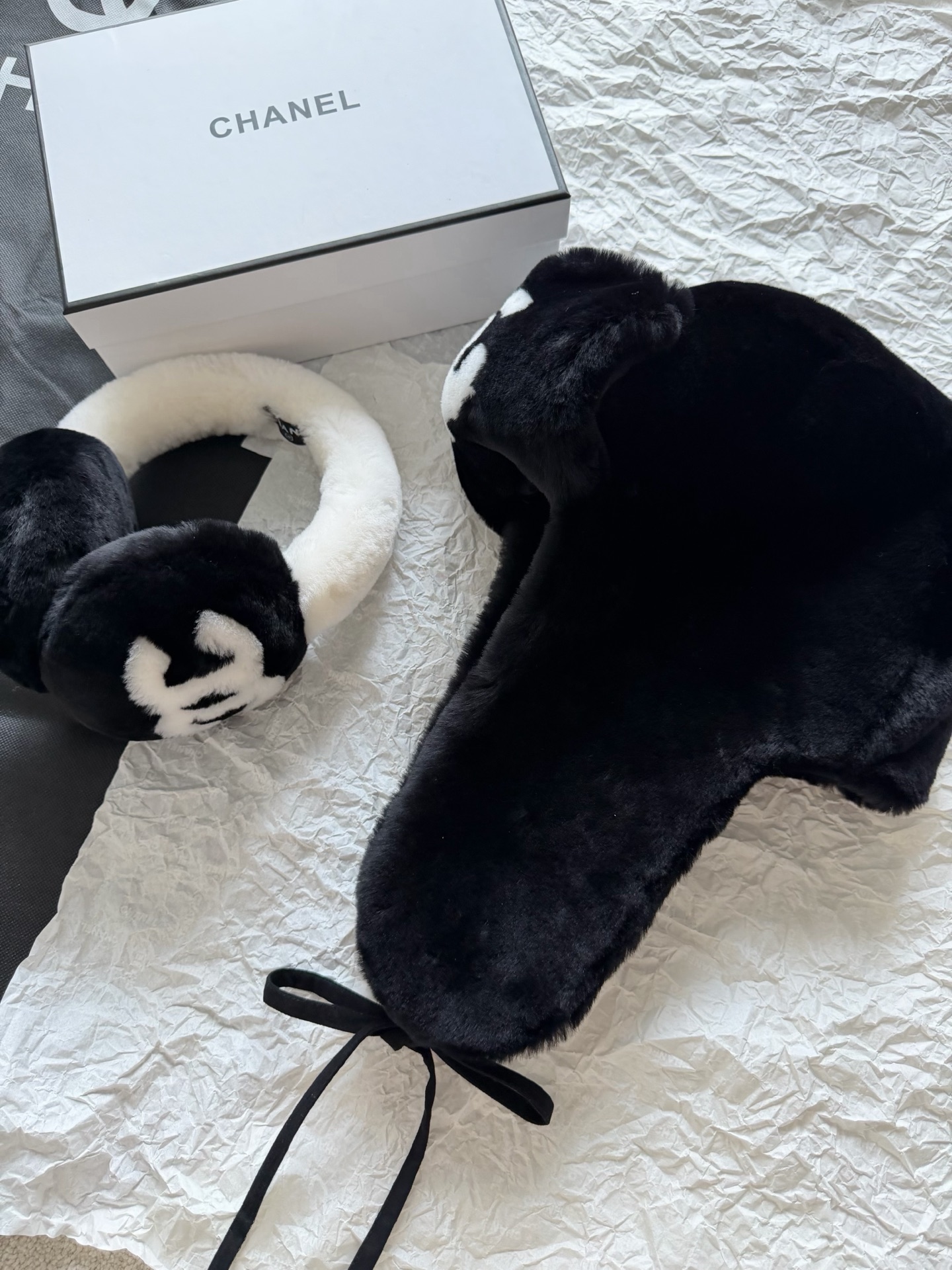 NO:606434,The ski series top-quality earmuffs are updated. This model is much larger than lambswool in real life. It makes your face look smaller when you wear it~~ The wool imported from Australia is made of high-end materials that can distinguish the uneven jia hair on the market. We also made a detailed comparison. The density, fineness, skin-friendliness and feel of the hair are completely different!! There are two splicing colors for you to choose. If you know how to match them in autumn and winter, earmuffs are a must., alexander wang19860909滑雪系列顶级品香耳罩更新 这一款实物比羊羔毛大很多 带上就显得脸更小了~~ 澳洲进口羊毛制作足够高档 可以区别市面参差不齐的jia毛 我们也作了详细对比,天壤之别 毛感的密集度,细腻度,亲肤度 以及手感都是完全不一样的 !! 两种拼接色任你选择 秋冬懂搭配的,耳罩是刚需,,alexander wang,Women's clothing