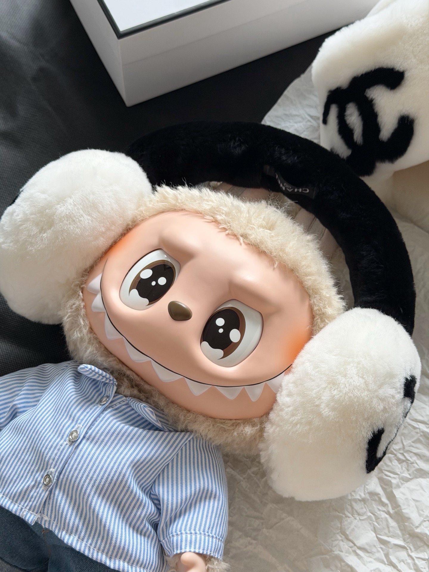 NO:606446,The ski series top-quality earmuffs are updated. This model is much larger than lambswool in real life. It makes your face look smaller when you wear it~~ The wool imported from Australia is made of high-end materials that can distinguish the uneven jia hair on the market. We also made a detailed comparison. The density, fineness, skin-friendliness and feel of the hair are completely different!! There are two splicing colors for you to choose. If you know how to match them in autumn and winter, earmuffs are a must., alexander wang19860909滑雪系列顶级品香耳罩更新 这一款实物比羊羔毛大很多 带上就显得脸更小了~~ 澳洲进口羊毛制作足够高档 可以区别市面参差不齐的jia毛 我们也作了详细对比,天壤之别 毛感的密集度,细腻度,亲肤度 以及手感都是完全不一样的 !! 两种拼接色任你选择 秋冬懂搭配的,耳罩是刚需,,alexander wang,Women's clothing