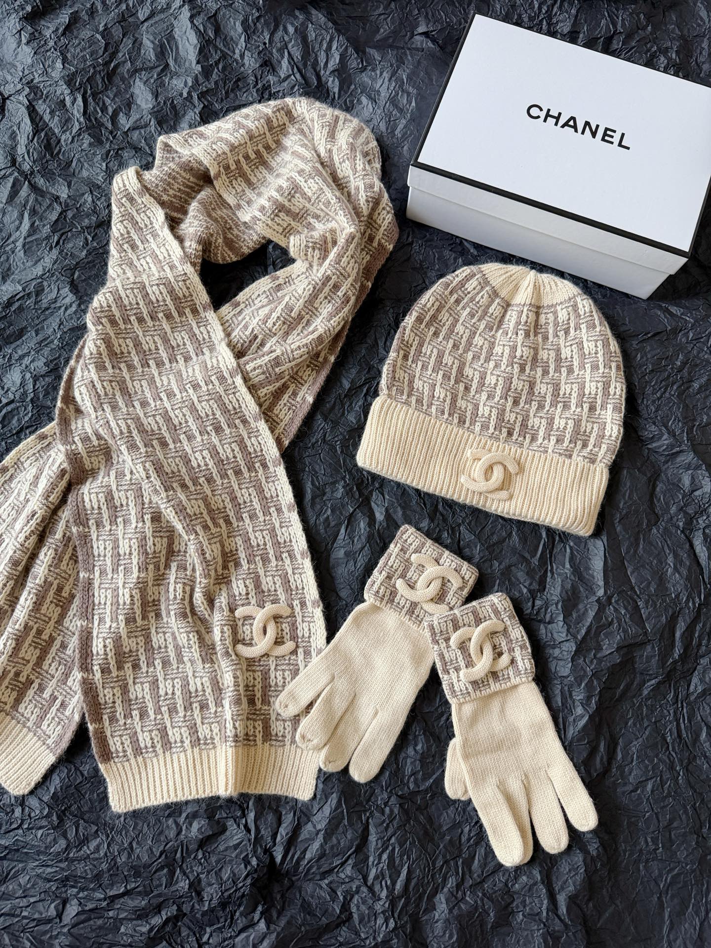 NO:606412,Such a considerate three-piece set is provided for you. Knitted scarf + cold hat + gloves. Excellent value for money. Buy early and enjoy it while it is in stock!! Custom-woven and dyed wool + cashmere wool. Fine plaid weaving, perfect details on both sides. The cold hat is elastic and has no limit on head circumference. The double-C gloves are soft and comfortable, still easy to wear without stress. Including a double-sided plaid scarf. It is a plus when paired with any clothes. Such a high-quality three-piece set, no matter if it is kept for yourself.  Whether you give it away or give it away, it’s a perfect work,,gloves,hats,alexander wang19860909如此贴心三件套都给你们配齐了 针织围巾+冷帽+手套 超值性价比,趁现货早买早享受 !! 定织定染羊毛+羊绒毛料 精细格纹织造,双面细节皆完美 冷帽富有弹力对头围不设限 双C手套柔软舒适,依旧是好戴无压力 包括双面可披的格纹围巾 单独搭配任意的衣服都加分. 如此精品三件套不论自留 还是送人都是满分作品,,gloves,hats,alexander wang,Women's clothing