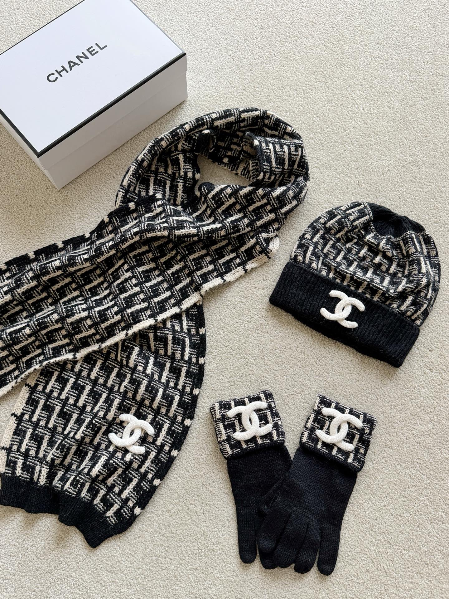 NO:607463,Such a considerate three-piece set is provided for you. Knitted scarf + cold hat + gloves. Excellent value for money. Buy early and enjoy it while it is in stock!! Custom-woven and dyed wool + cashmere wool. Fine plaid weaving, perfect details on both sides. The cold hat is elastic and has no limit on head circumference. The double-C gloves are soft and comfortable, still easy to wear without stress. Including a double-sided plaid scarf. It is a plus when paired with any clothes. Such a high-quality three-piece set, no matter if it is kept for yourself.  Whether you give it away or give it away, it’s a perfect work,,gloves,hats,alexander wang19860909如此贴心三件套都给你们配齐了 针织围巾+冷帽+手套 超值性价比,趁现货早买早享受 !! 定织定染羊毛+羊绒毛料 精细格纹织造,双面细节皆完美 冷帽富有弹力对头围不设限 双C手套柔软舒适,依旧是好戴无压力 包括双面可披的格纹围巾 单独搭配任意的衣服都加分. 如此精品三件套不论自留 还是送人都是满分作品,,gloves,hats,alexander wang,Women's clothing