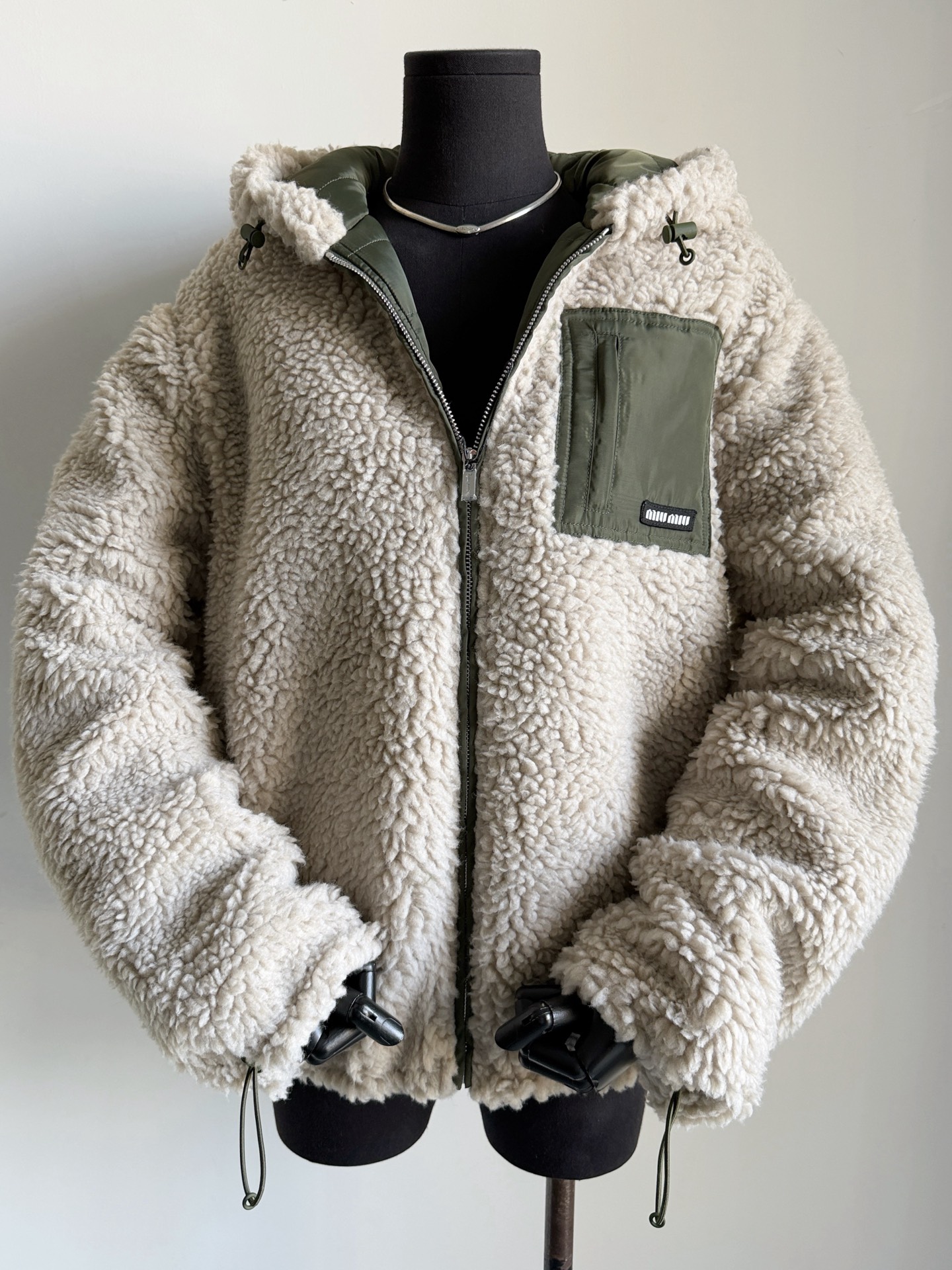 NO:607455,Miu·25 Autumn and Winter is a hard-to-find jacket. A carnival of rebellion and retro culture ~~ This lamb hair down jacket can be said to refresh the understanding of jackets. Customized plush lamb wool fabric is comfortable and skin-friendly. The interior is filled with 90 white goose down for warmth and double temperature locking is not afraid of severe cold winters. Compared with previous down jackets, it is more fashionable and eye-catching, and will not get tired. The details of various zippers and small labels have been restored.  There is no limit to your body shape as you wish.,,miumiu,jackets & coats,down jacket,alexander wang19860909miu·25秋冬一码难求的外套 叛逆与复古文化的狂欢 ~~ 这件羊羔毛羽绒服 可以说是刷新了对外套的认知 定制毛绒绒羊羔毛面料 舒适亲肤有手感. 内里填充90白鹅绒保暖度UP 双重锁温不怕严寒冷冬 比起以往的羽绒服 又更加时髦又看点,不会腻 各种拉链吊钟小标签细节都还原 任意驾驭对身材不设限.,,miumiu,jackets & coats,down jacket,alexander wang,Women's clothing