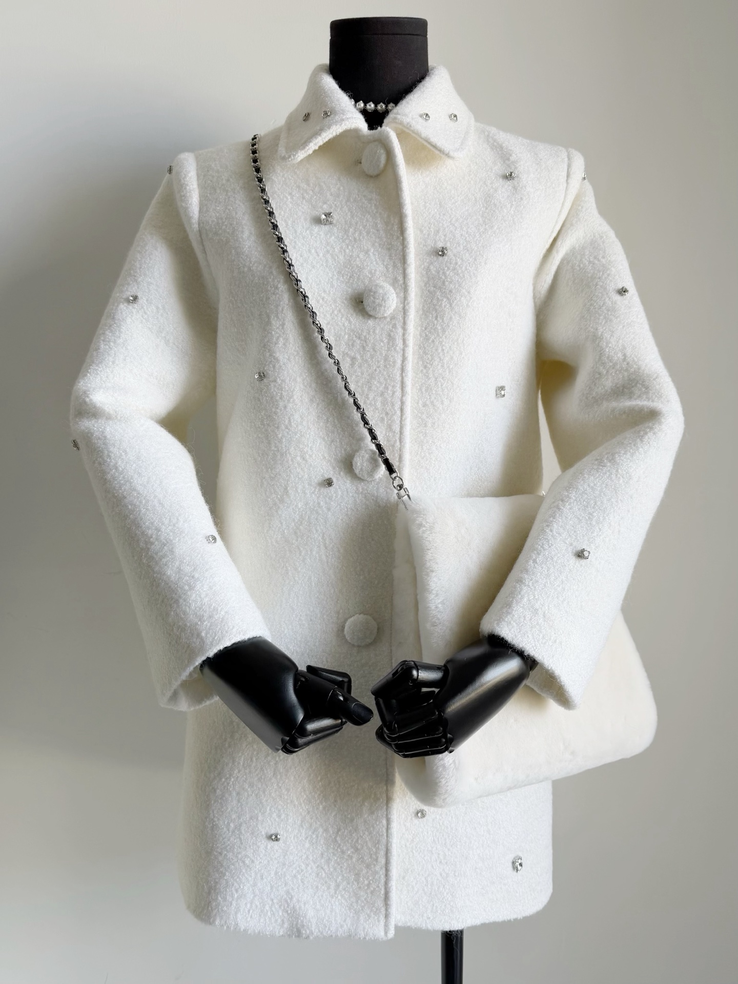 NO:607481,Set apart from the existing coats in your wardrobe. A niche brand with great aesthetics ~~ It is not bulky, but has its own exquisiteness. It is a crisp and stylish quilted coat. You will only know its excellence after you buy it. Customized textured wool tweed fabric. The entire piece is hand-sewn with custom-made diamond details. It not only satisfies comfort but also has a refined and high-end feel. The interior is finely filled with rhombus quilted quilting. It is warm and comfortable without affecting the overall fit. Includes core-spun buckle details on the fabric.  It’s enough to make people take it out of the closet and pick it up again and again, jackets & coats, alexander wang19860909和衣橱已有的大衣拉开差距 小众品牌好审美单品 ~~ 不堆砌臃肿,自带精致 实物挺括有型的夹棉大衣外套 入手才知它的优秀 定制肌理感羊毛粗花呢面料 整件纯手工缝制定钻细节 既满足了舒适度,又有精致高级感 内里精细填充菱格夹棉 保暖舒适也不影响整体版型 包括面料包芯扣细节 足矣让人从衣柜里拿出反复细品,,jackets & coats,alexander wang,Women's clothing