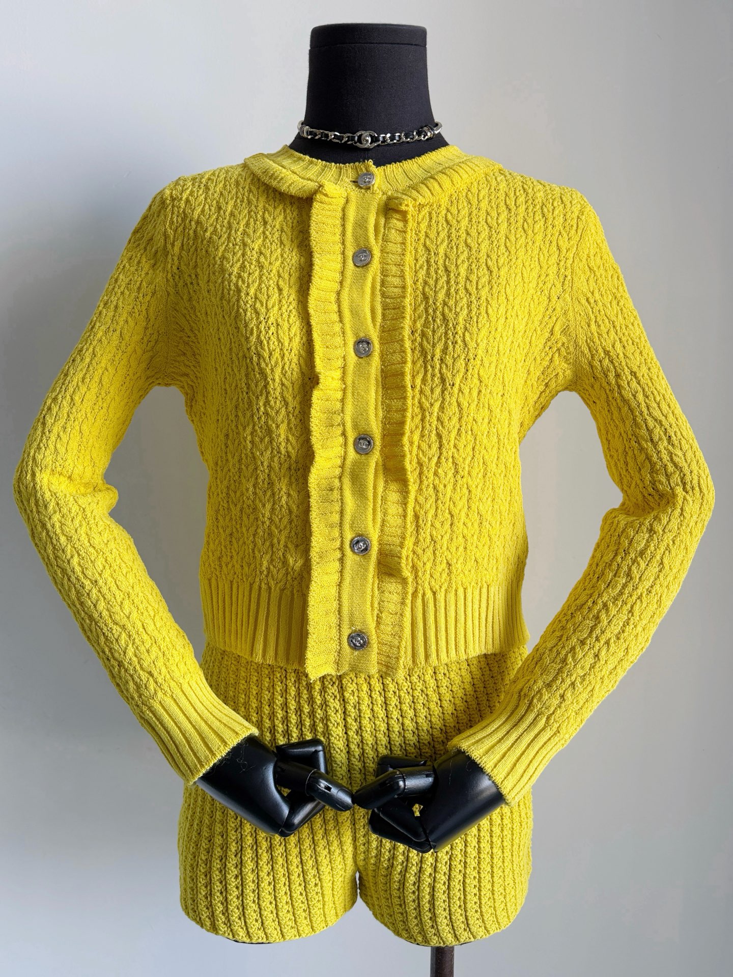 NO:607474,A total of 1500+ pieces of Fortune Yellow Cardigan have been sold. There is no reason to keep replenishing orders because it is indeed good-looking and easy to wear!! Follow Jennie’s private clothing and buy it without taking any detours. The dyed wool in the vat restores the saturation. It is exactly the same and has no difference. Feel free to compare. It is definitely not an ordinary soft cotton thread. It is loose and muscular, but not tied. It is elastic and the upper body is slim and comfortable. No matter how long it takes, this little shirt makes people shine., alexander  wang19860909累计销售1500+件的发财黄开衫 持续补单不是没有理由的 因为它确实是有颜值又好穿 !! 跟着jennie私服入手不走弯路 包缸定染毛料还原饱和度 1模1样无差别,随意对比 绝不是普通的柔软棉线 松散有度颇有筋骨感,但不扎 富有弹力上身显瘦也舒适 不论过多久这件小衫都让人眼前一亮,,alexander wang,Women's clothing