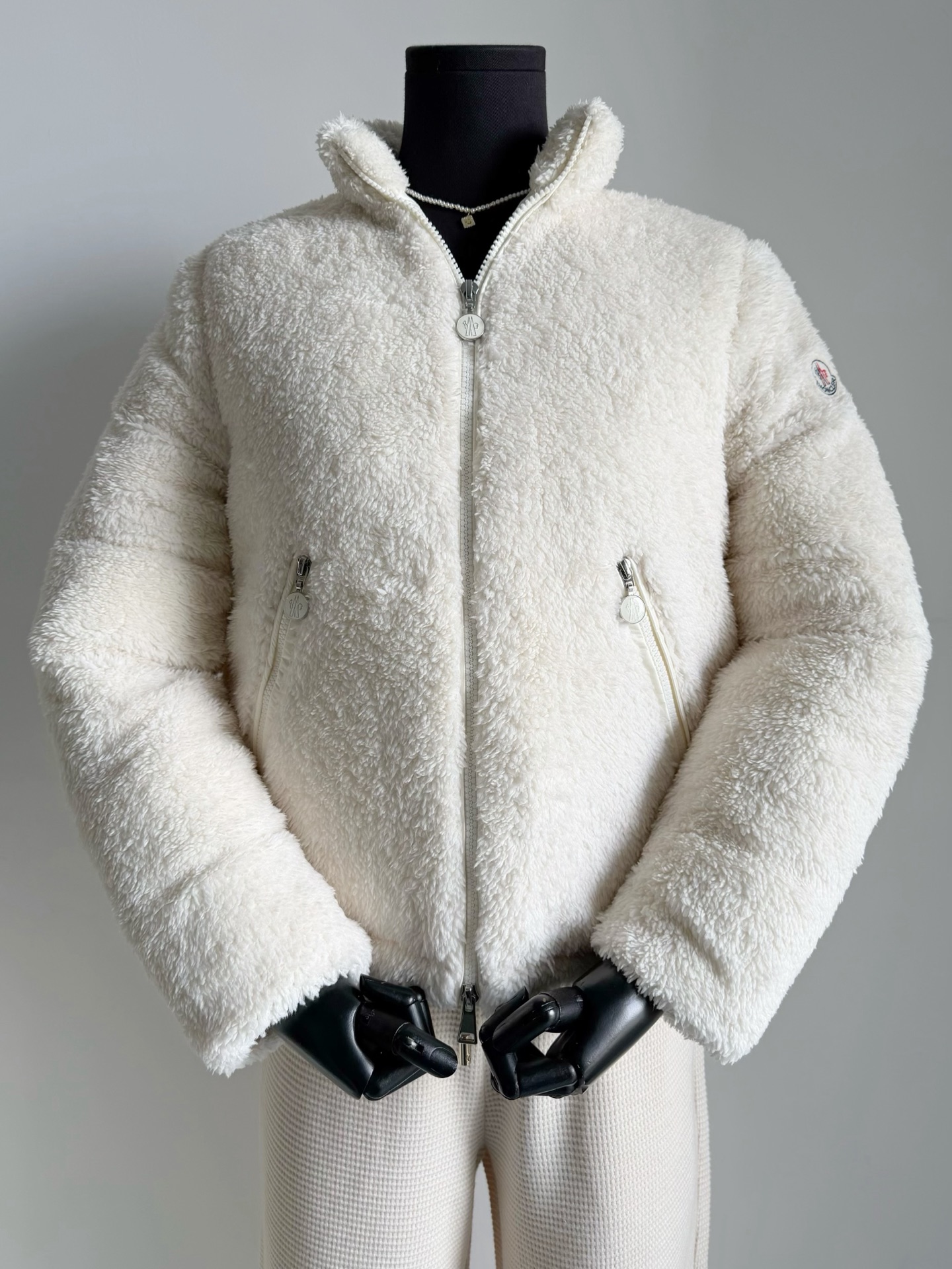 NO:607466,Comes with a dust bag, a rare model from the Polignac·an·Teddy series. Buy this one and you'll get it!! Learn more about Mengjia's product. This kind of lambswool down jacket is really hard to find. ~~ It's filled with off-white Teddy velvet and white goose down. It's soft and comfortable, with full warmth. My family chooses high-quality velvet with large feather stalks and less goose down. It's light, weightless and has no odor, allowing you to wear it back easily. Compared with the down jackets all over the street.  This design really stuck in my heart,,down jacket,alexander wang19860909配防尘袋Polignac·an·Teddy系列稀有款 这件买到就是赚到 !! 多多了解蒙家出品 这种羊羔毛羽绒服真的可遇不可求 ~~ 米白色泰迪绒白鹅绒填充 柔软舒适,保暖力度拉满 我家选用优质绒朵大羽毛梗少鹅绒 轻盈自在无自重无异味 让你轻松穿回本的单品. 比起满大街的羽绒服 这款设计真的在我心坎上了,,down jacket,alexander wang,Women's clothing