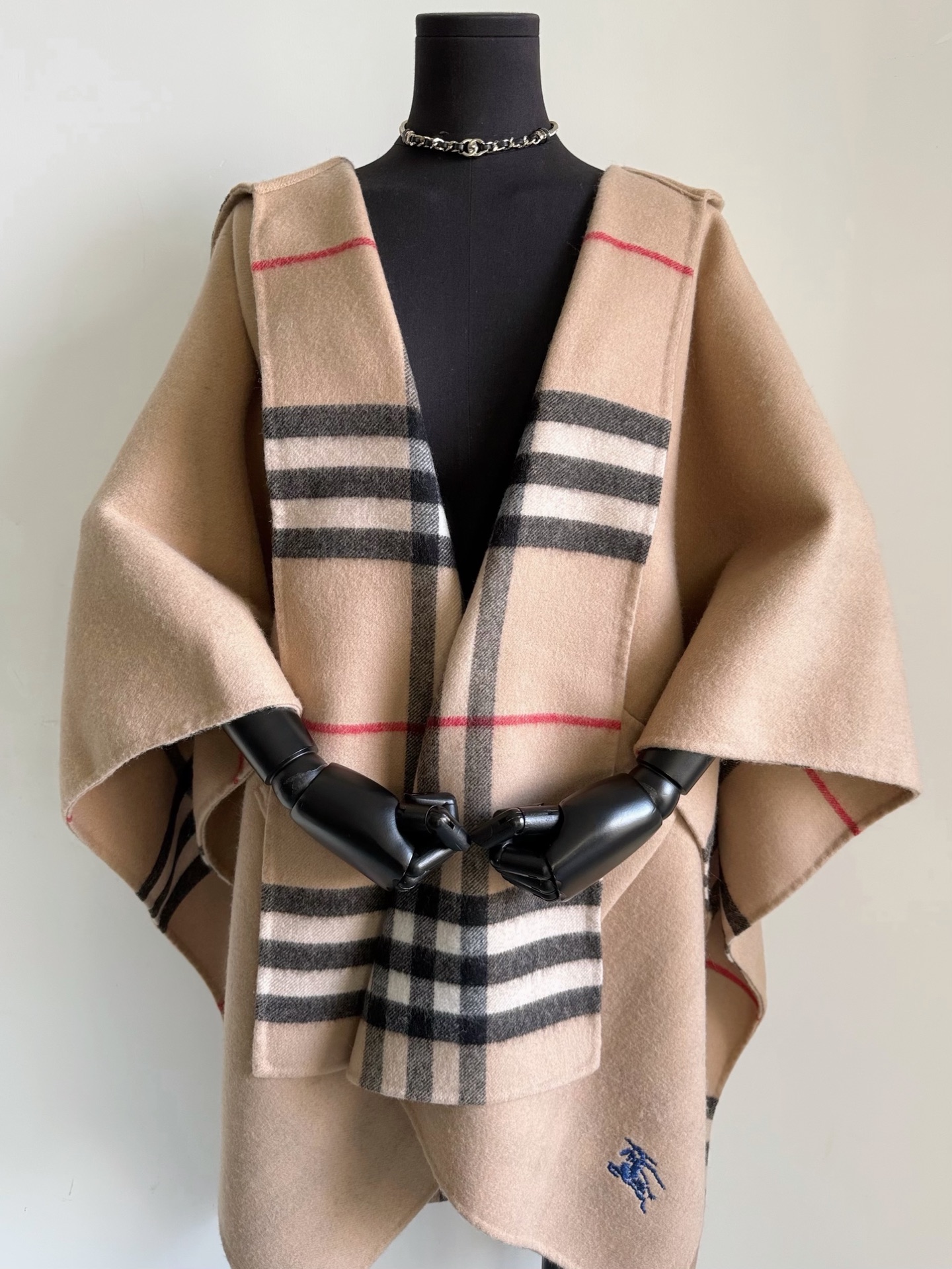 NO:607445,bbr double-sided top-quality sheep wool capes are comparable to the four-digit cashmere coats in the mall without stress. You don’t need to store the ultra-thick sheep wool shawl coats in the cabinet. You still have to look for the real version in my home. The real thing is very heavy and very thick. The material is 2-3 times that of ordinary coats. Hooded cardigan design, multiple ways of wearing. Precise infrared positioning processing of the inner plaid. Classic matte embroidery thread war horse embroidery on the hem. It is available on both sides, just right, low-key and noble.  The hooded design makes it more elegant. There are no restrictions on age or body shape. It is recommended to keep it for yourself or give it away. Jackets & coats, shawls, hats, alexander wang19860909bbr双面可批绵羊毛顶级斗篷 媲美商场四位数的羊绒大衣无压力 免去柜子超厚实绵羊毛披肩大衣 还是得认准我家实拍版本. 实物沉甸甸非常厚实 用料是普通外套的2-3倍 连帽版型开衫设计,多种穿法 内里格纹精准红外线定位处理 下摆经典哑光绣线战马刺绣 双面都有,恰到好处低调显贵 连帽设计更显得优雅大气 对年龄和身材都不设限,推荐自留或送人,,jackets & coats,shawls,hats,alexander wang,Women's clothing