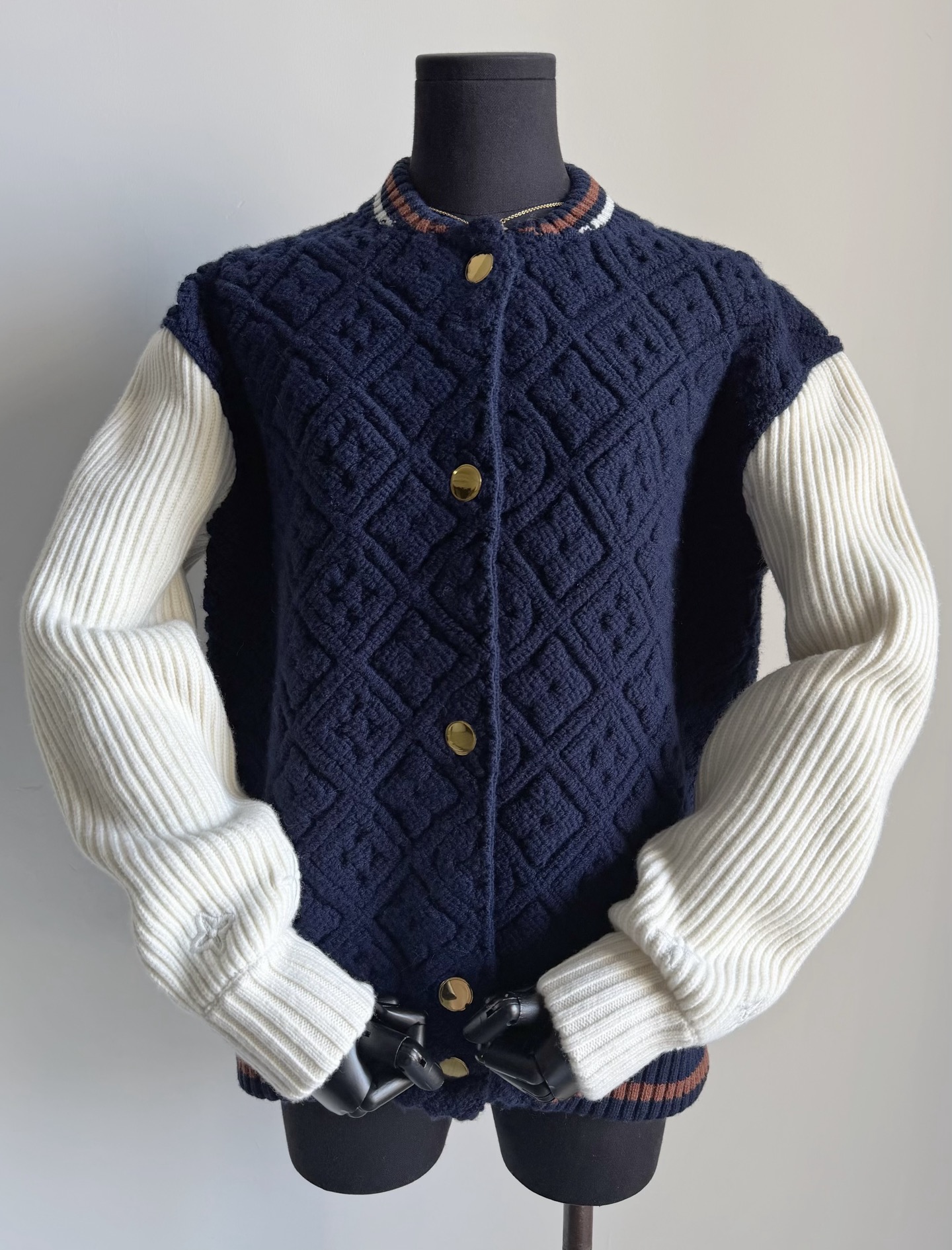 NO:607436,1V·Autumn and Winter Relaxed Aesthetics This baseball jersey design knitted jacket can be said to be unforgettable!! It is absolutely different from the previous knitted series. Custom-woven and dyed ultra-thick sheep wool + cashmere wool. Thick knitting has a sense of texture. The jacquard and sorting of the entire piece, infrared precise positioning. The front and back are aligned, with a full sense of weight. The tight and smooth high-end texture is a heavy industry quality that is difficult to see in the current fast-moving economy. Jackets & coats, alexander wang198609091V·秋冬松弛美学 这款棒球服设计针织外套 可以说是过目不忘 !! 绝不同于以往的针织系列 定织定染超厚实绵羊毛+山羊绒毛料 粗针针织富有肌理感 整件的提花和排序,红外线精准对位 前后上下都对格,分量感十足 紧密平整的高级质感 是当下快消经济很难看到的重工品质,,jackets & coats,alexander wang,Women's clothing