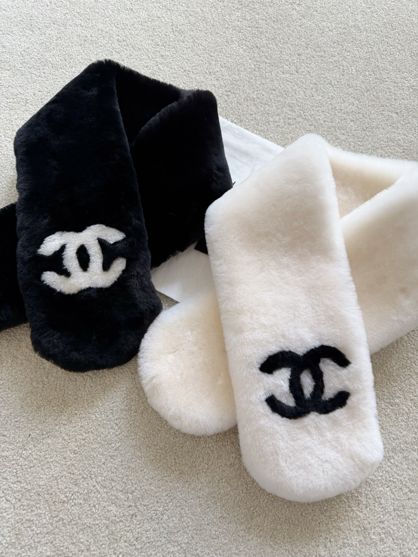 NO:607424,Buying my accessories with closed eyes is a profit!! 25N ski series is a super hard-to-find small scarf. Follow our steps and get it right in one step. The wool is imported from Australia. The density is full, you can use a magnifying glass to see it. The surface is hand-finished, uniform and neat. It is different from the messy cheap version on the market. We have sent a comparison picture and recommend wearing it with the Lei Feng hat from the same series. You are not afraid of cooling down, and the plush and warm little scarf is worth buying.  It’s suitable to keep for yourself or give away,,hats,alexander wang19860909闭眼入手我家配饰都是赚 !! 25N滑雪系列超难买到的小围脖 跟着我们步伐,一步到位 客供澳洲进口羊毛 密集度拉满,可以用放大镜看 纯手工精工处理表层,均匀整齐 区别市面凌乱不堪的廉价版本. 我们发了对比图 推荐搭配同系列雷锋帽一起戴 不怕降温,毛绒绒暖呼呼小围脖买起来 自留或者送人都很适合,,hats,alexander wang,Women's clothing