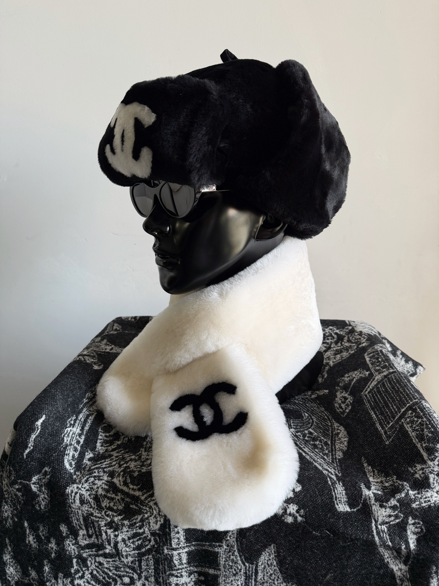 NO:607411,Buying my accessories with closed eyes is a profit!! 25N ski series is a super hard-to-find small scarf. Follow our steps and get it right in one step. The wool is imported from Australia. The density is full, you can use a magnifying glass to see it. The surface is hand-finished, uniform and neat. It is different from the messy cheap version on the market. We have sent a comparison picture and recommend wearing it with the Lei Feng hat from the same series. You are not afraid of cooling down, and the plush and warm little scarf is worth buying.  It’s suitable to keep for yourself or give away,,hats,alexander wang19860909闭眼入手我家配饰都是赚 !! 25N滑雪系列超难买到的小围脖 跟着我们步伐,一步到位 客供澳洲进口羊毛 密集度拉满,可以用放大镜看 纯手工精工处理表层,均匀整齐 区别市面凌乱不堪的廉价版本. 我们发了对比图 推荐搭配同系列雷锋帽一起戴 不怕降温,毛绒绒暖呼呼小围脖买起来 自留或者送人都很适合,,hats,alexander wang,Women's clothing