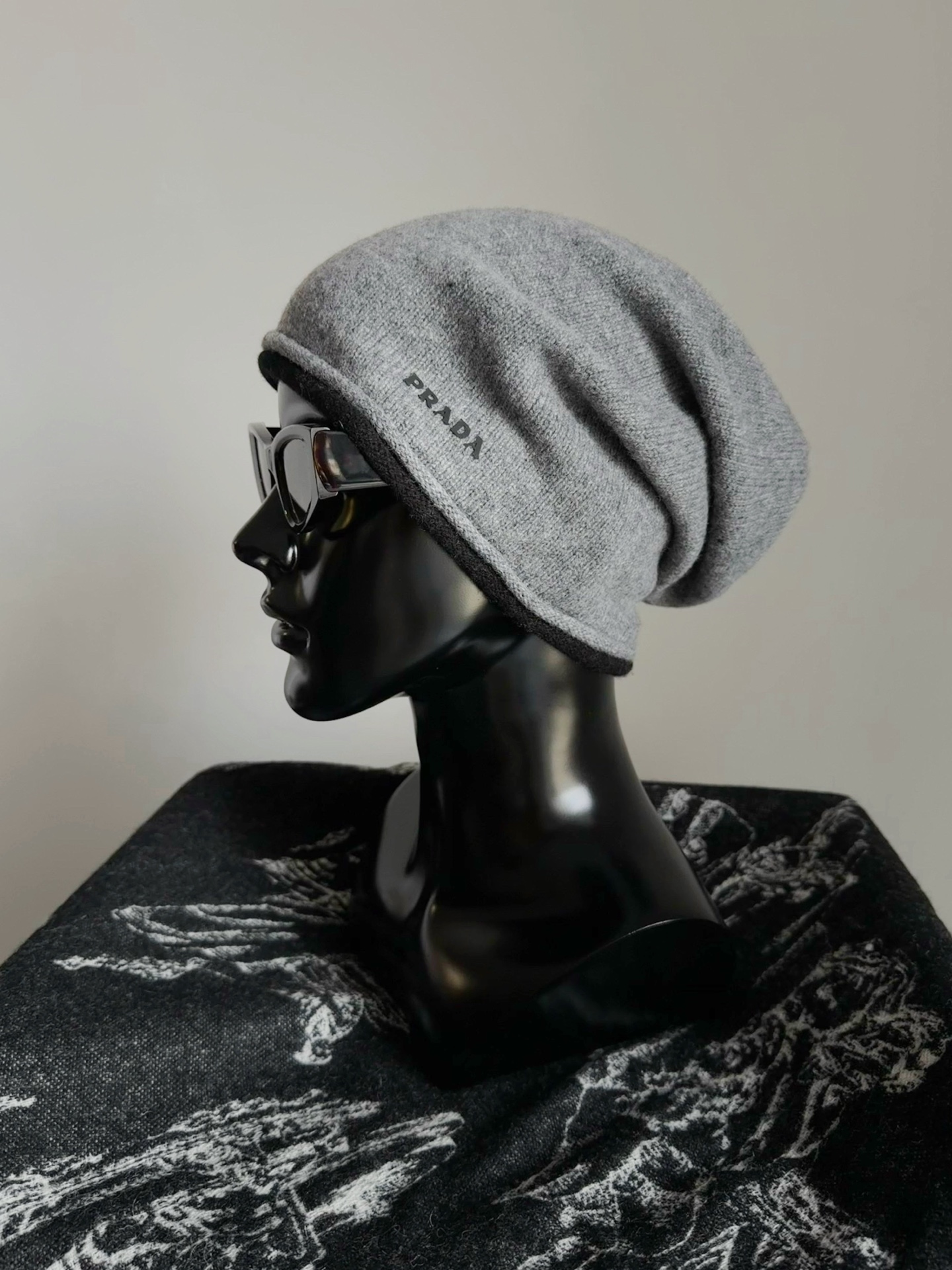 NO:608414,This year's first stacked hat is here. Customers who have never tried this style before must be brave to try it!! No matter what kind of imperfect head shape, flat head, or crooked head, it can be easily accommodated and cured by it ~~ Super fine wool, finely woven, soft and skin-friendly, rich in elasticity. The right stacking feeling at the back is fashionable and advanced. The edges of the fake two-piece also make the face smaller, hats, alexander wang19860909今年第一顶堆堆帽来了 以前没尝试过这种风格的顾客 这一定可以大胆尝试 !! 不论什么不完美头型,扁头,歪头 都能被它轻松包容治愈 ~~ 超细腻的羊毛毛料精细织造 柔软亲肤,富有弹力 后副恰到好处的堆叠感时髦又高级 假两件边缘也显得脸更小巧了,,hats,alexander wang,Women's clothing