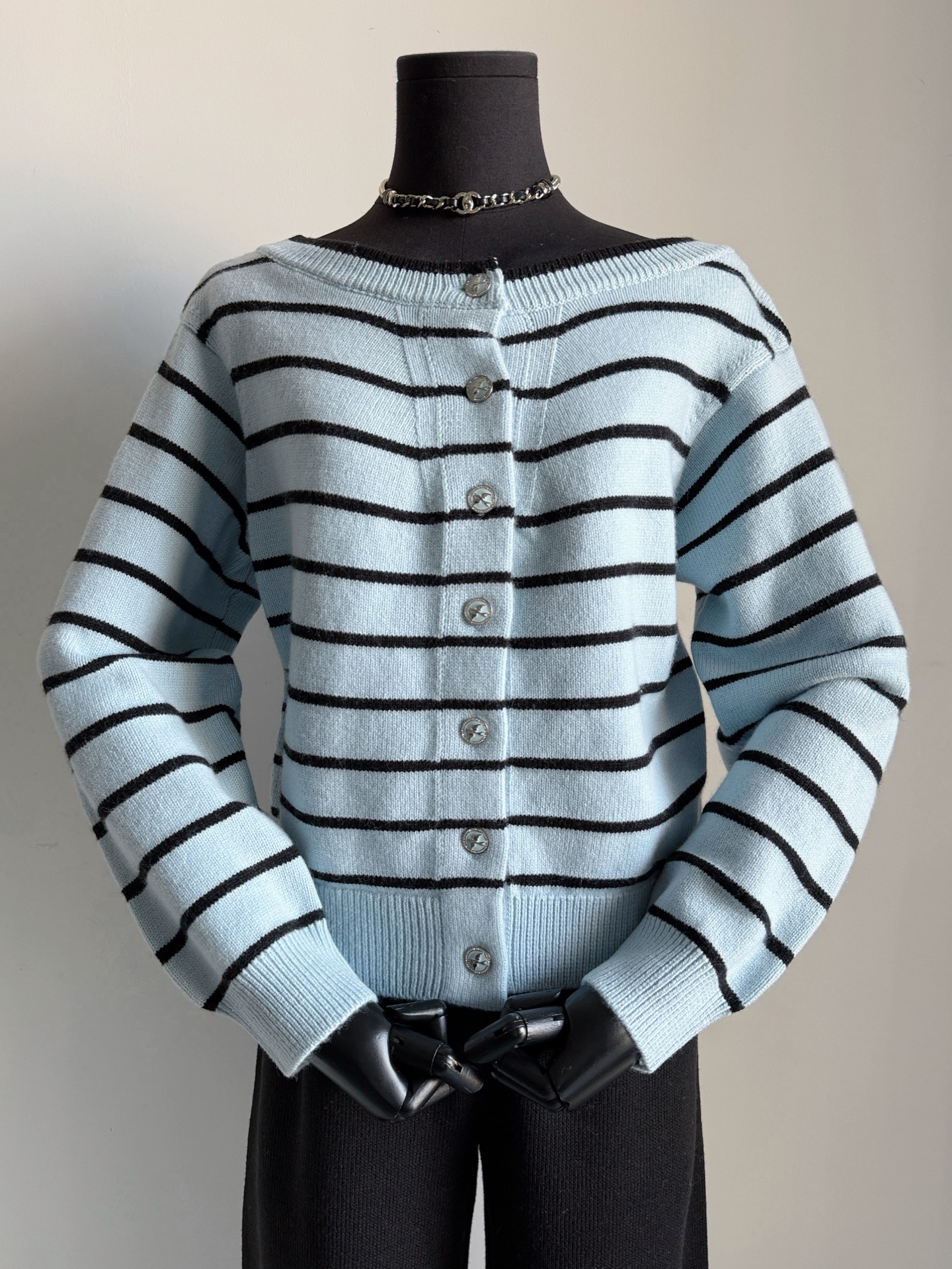 NO:797308,Blue·detailed real photos. There are many VIPs who choose blue for daily use. Not only is it easy to wear, but the tone is also more advanced. The one-line collar version can be worn in many ways. It looks better than many new season sweaters at the moment. Sweaters,19860909蓝色·细节实拍图 日常选择蓝色的vip很多 不仅好穿,色调上也更高级 一字领版型多种穿法 比当下很多季新的毛衣更好看,,sweaters,,Women's clothing