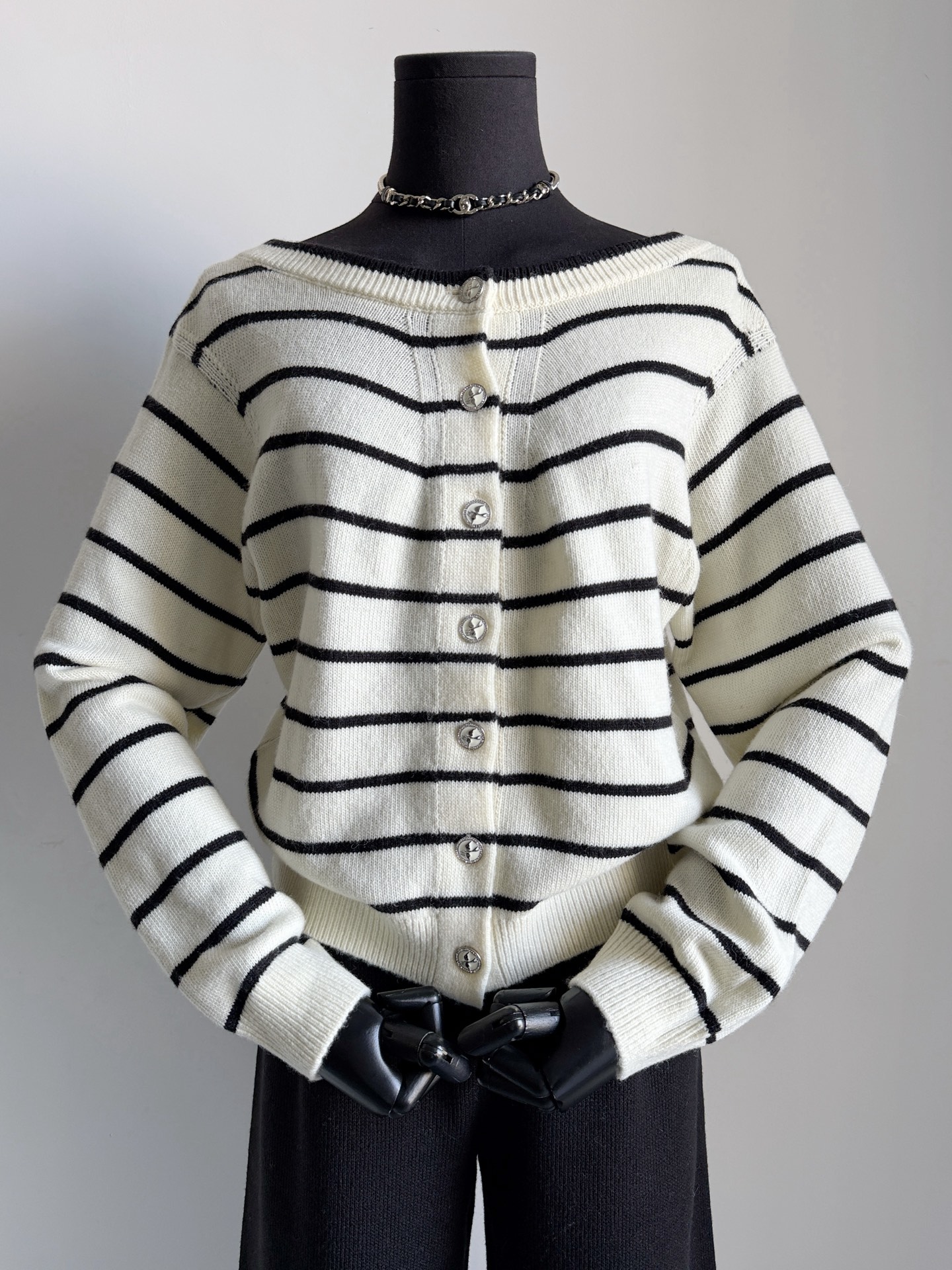 NO:608402,Oatmeal color·Detailed real photos. This color has not been updated before because all the goods are sold out by foreign trade~~ The real thing is very beautiful, low-key and luxurious. The upper body is white and elegant. There are still some high-quality stocks left to share with you.,,alexander wang19860909燕麦色·细节实拍图 之前没有更新这个颜色 因为现货都被外贸包完了~~ 实物非常美,低调奢华 上身显白抬气质 还剩一些高品库存可以分给你们.,,alexander wang,Women's clothing