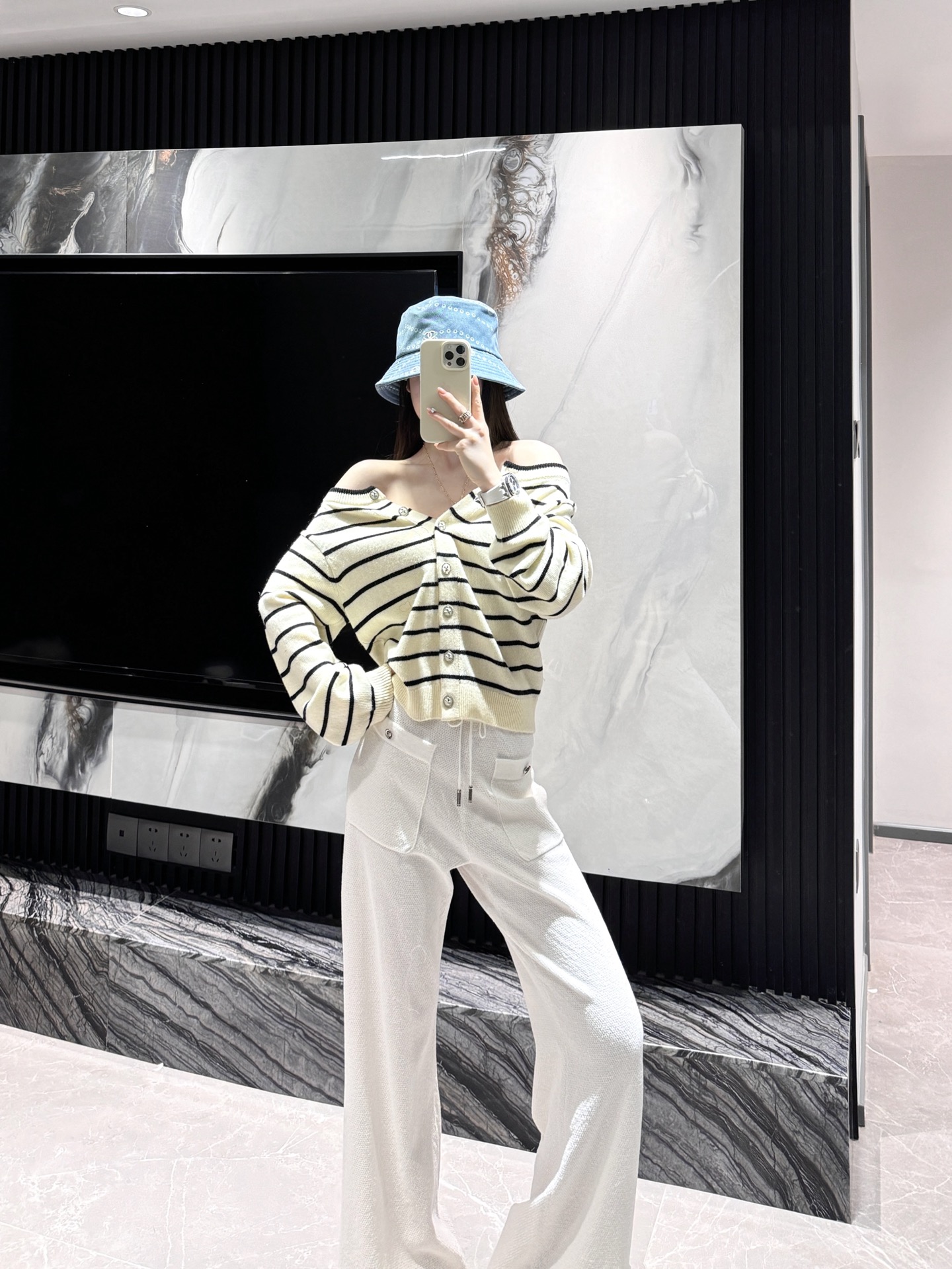 NO:608408,Our own model’s look shows off a variety of ways to wear it, alexander wang19860909自家模特look 演绎多种穿法,,alexander wang,Women's clothing