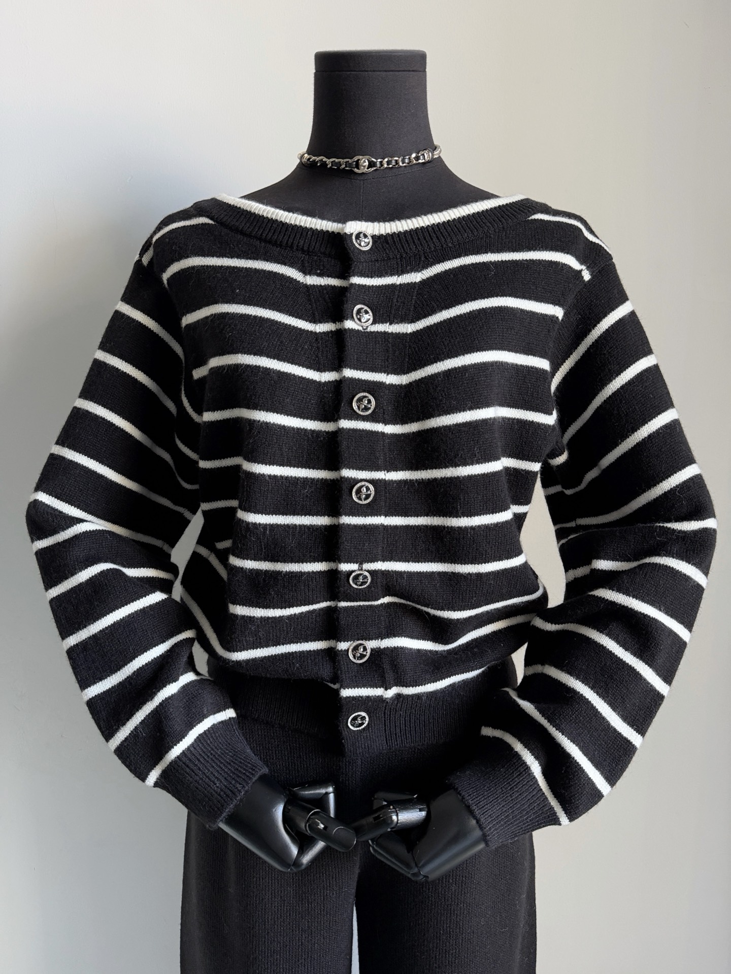 NO:608390,The long-lasting elegant stripe fragrance is more advanced and practical than other brands' stripes ~~ I really can't put it down for the 25S series. There is no reason to keep replenishing orders. Three-color custom-woven and dyed cashmere wool. Contrasting off-white stripes, front and rear openings. The large-opening collar can be worn in many ways. The hardware buckles of my original molding are really different from the market version.,, alexander wang19860909经久不衰的优雅条纹香 比起其他品牌的条纹 更加高级,更加有实穿性 ~~ 25S这个系列我真心爱不释手 持续补单不是没有理由的 三色定织定染羊绒毛料 撞色米白色条纹,前后开口 大开口领子有很多种穿法 我家原办开模的五金扣实打实 和市面版本放在一起是有本质区别的.,,alexander wang,Women's clothing