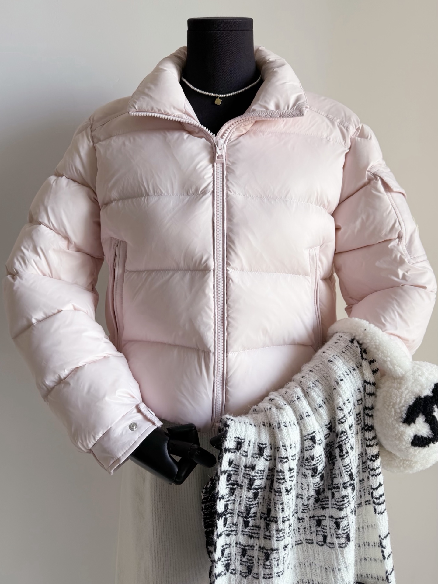 NO:608378,Comes with a dust bag in pink. Actual photos of details. There are many different colors on the market, including some with glossy finishes. They all look good at a glance and feel cheap. I bought my pink color. I am not afraid of clashing shirts because you can handle it steadily., alexander wang19860909配防尘袋粉色·细节实拍图 市场很多参差不齐的颜色 包括还有一些做的亮面 都是一眼jia,廉价感满满 入手我家粉色 不怕撞衫,因为你稳稳拿捏,,alexander wang,Women's clothing