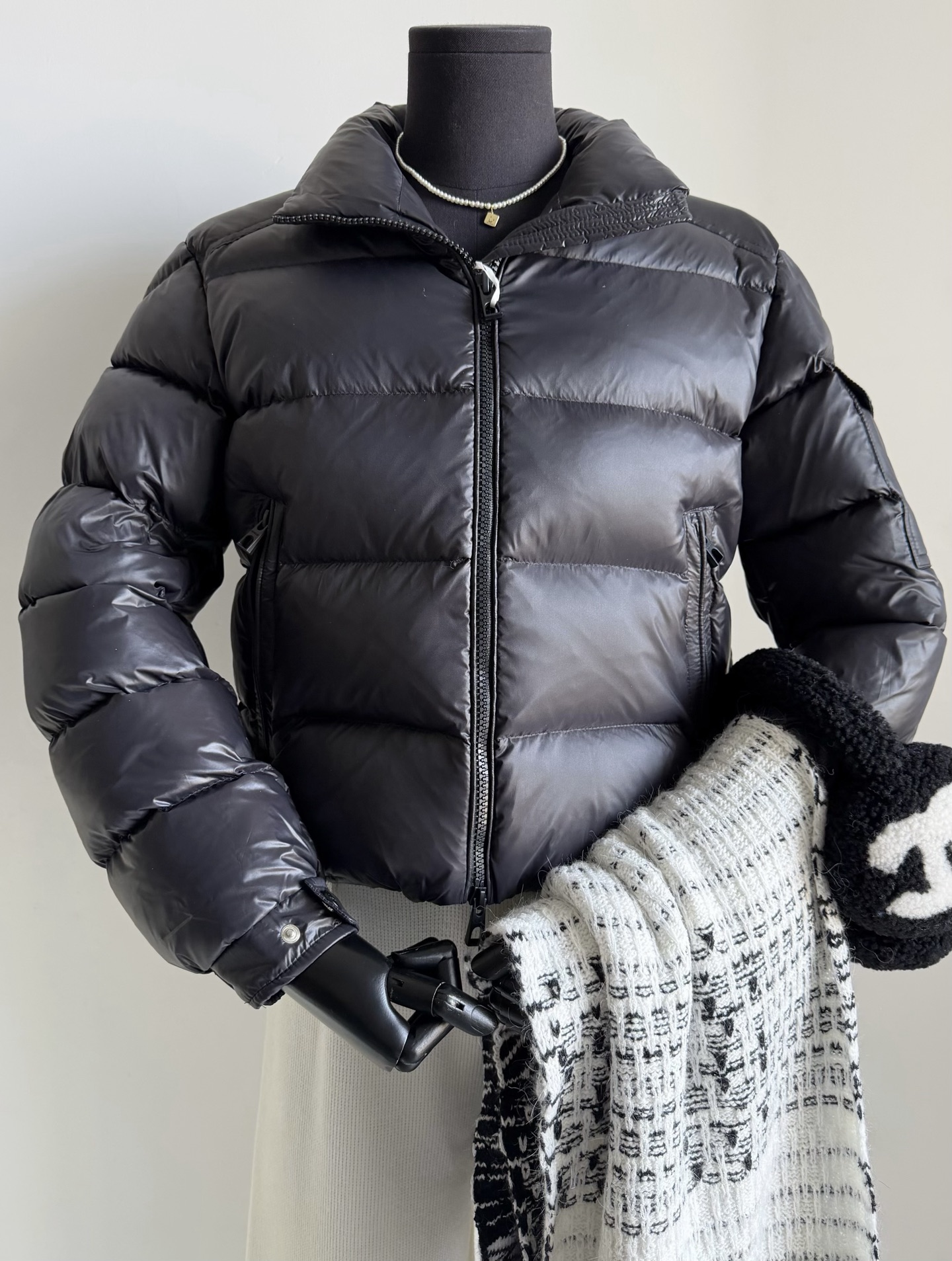 NO:608422,Comes with a dust bag in black and detailed photos. The matching matte black tone is too high-end. Many versions on the market are made with glossy finishes. I have found the correct details in my home and am not afraid of clashing clothes. All kinds of accessories and small details are all available. The most basic and most daily color, alexander wang19860909配防尘袋黑色·细节实拍图 对版哑光黑调高级到不行 市面不少版本做的是亮面 认准我家正确细节,不怕撞衫 各种辅料小细节都配齐了 最基础也是最日常的一个颜色,,alexander wang,Women's clothing