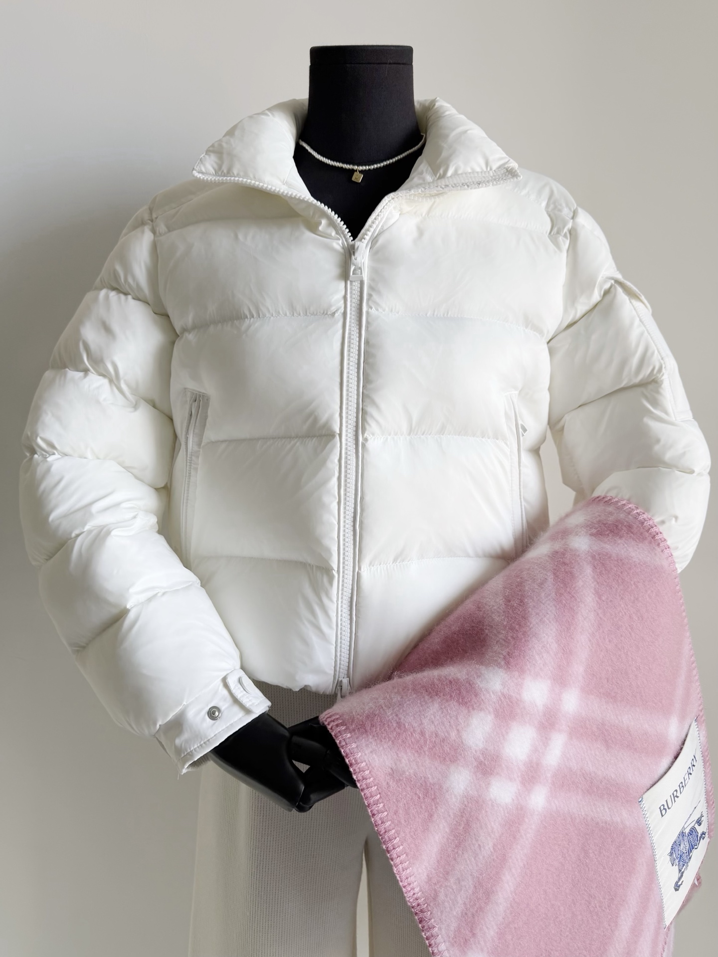 NO:608413,Equipped with a dust bag to usher in a new wave of cooling care. You can always trust Mengjia. The design of this season's bread coat is minimalist and high-end. You will love it no matter how you wear it!! Three colors of cream white/matte black/light pink are selected, which are very suitable for daily life and not picky. The matte nylon fabric is high-grade and durable. It has texture no matter what the scene is. The amount of 90 national standard white goose down filling is sufficient. Small logo, inner label, including zippers and various details  I will verify everything for you one by one, alexander wang19860909配防尘袋迎来新一波降温的关怀 你可以永远相信蒙家出品 这一季面包服的设计,极简高级 任意驾驭都让人爱不释手 !! 甄选奶油白/哑光黑/淡粉色三个颜色 都是超适合日常又不挑人的 哑光尼龙面料高级耐看 不论在什么场景光下都有质感. 90国标白鹅绒填充用量十足 小徽标,内标签,包括拉链各种细节 都给你们逐一核实到位,,alexander wang,Women's clothing