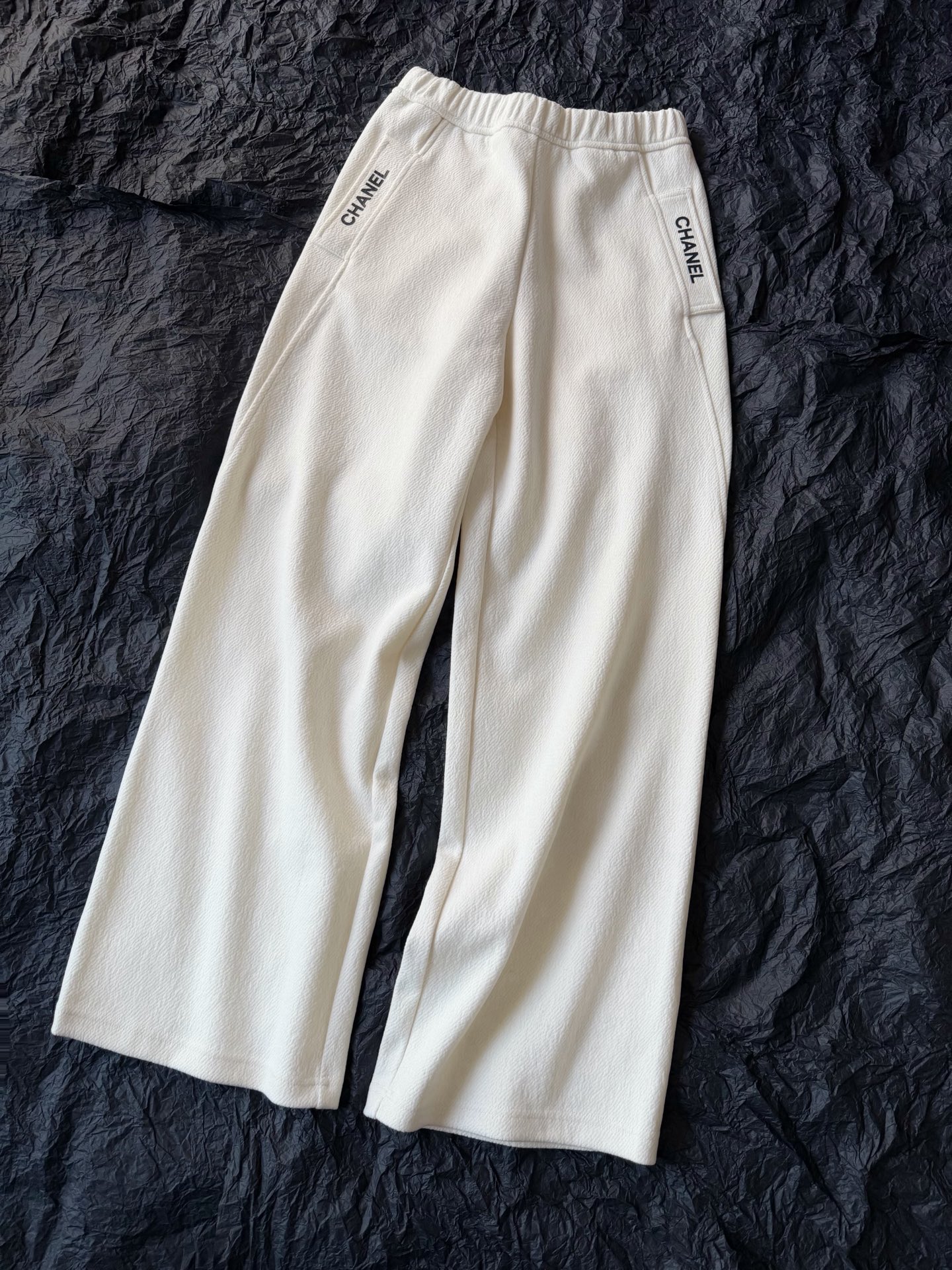 NO:608389,Excellent pants that combine good looks and high warmth. I keep both colors of this one for myself!! You can see the high-end texture of the fabric through the screen. It is rich in texture, thick and soft, and has a plush feel to the touch. It is also very suitable for autumn and winter ~~ Mi Xing white + active black, two basic colors. The pockets are decorated with simple letter logos. There is no unnecessary design in the whole. One pair can be used in the south for winter. The price of leggings in the north is fine, properly, alexander wang19860909兼顾了高颜值和高保暖度的神裤 这一款两个颜色我都自留 !! 隔着屏幕都看得到面料的高级质感 富有肌理感,厚实柔软 触摸有一层毛绒绒的手感 也太适合秋冬了 ~~ 米杏白+活性黑,两个颜色基础色 口袋简约字母logo点缀 整体没有一处多余的设计 南方一条就可以过冬 北方价格打底裤就行,妥妥的,,alexander wang,Women's clothing