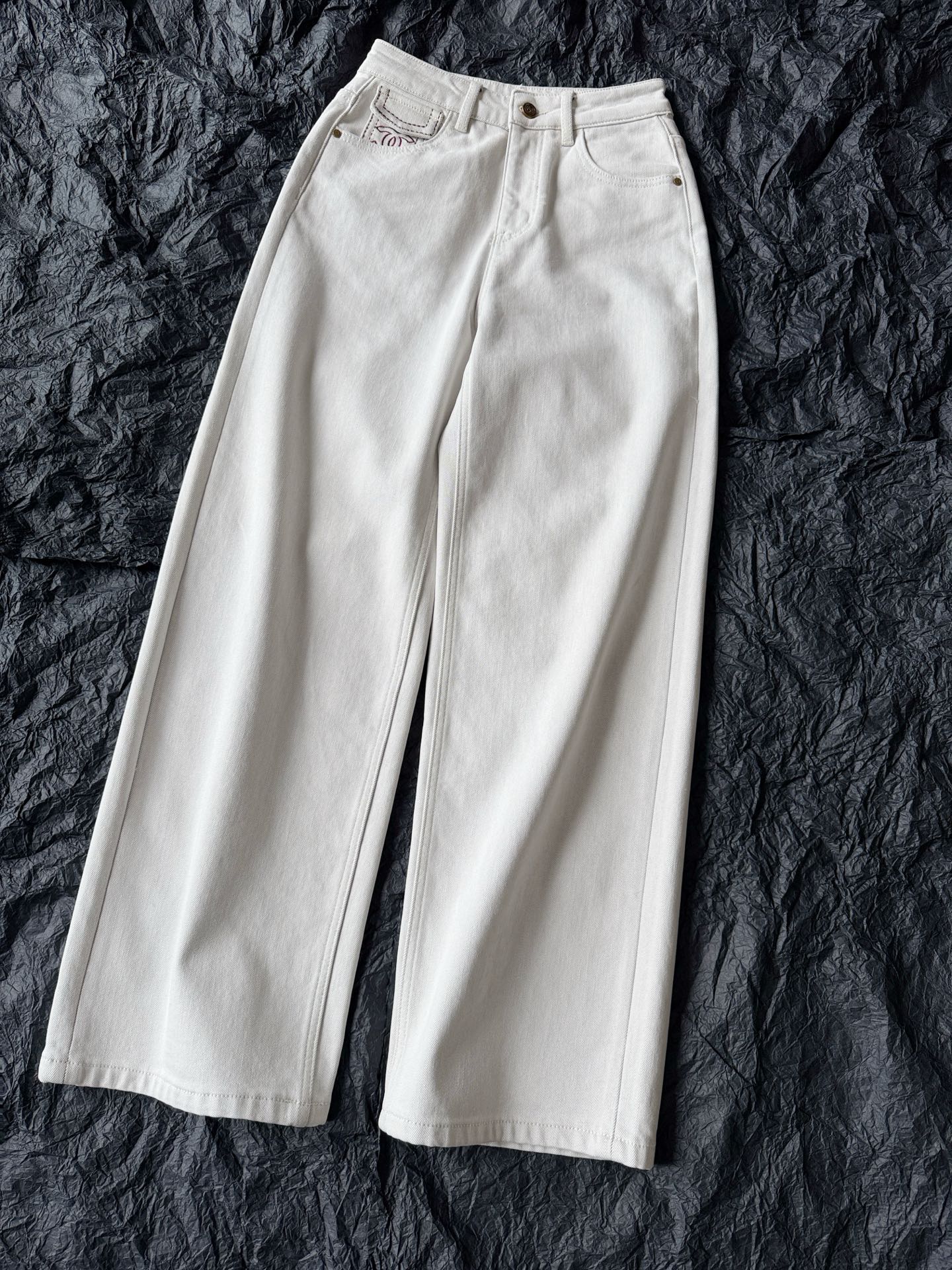 NO:610187,A pair of bottom fleece jeans that you can get in autumn and winter. Pay attention to my details. High-quality fleece keeps you warm and comfortable. It is slimmer and less bulky than other fleece pants. Even if you have a pear-shaped figure, you can boldly buy it. A pair of off-white minimalist jeans that you must stock up in autumn and winter. It can be matched with all coats/cotton coats/down jackets. One pair is enough for the winter in the south. Just add leggings in the north. Jeans, down jacket, alexander wang19860909秋冬一条就搞定的底抓绒牛仔裤 注意我家的细节,高品抓绒 保暖舒适的同时 比其他的加绒裤是更加显瘦不臃肿的 即使梨形身材也可以大胆入手 秋冬必囤的一条灰白色极简牛仔裤 可以搭配一切的大衣/棉衣/羽绒服 南方一条就过冬 北方加个打底裤就行,,jeans,down jacket,alexander wang,Women's clothing