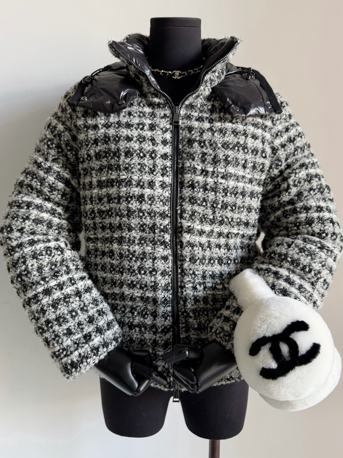 NO:610167,Equipped with a dust bag. This winter, look for our down jackets. Buy the highest quality and most beautiful designs. Updated and stunning wool tweed and white goose down jackets~~ This one needs no introduction. This year’s production cost is very high, especially for this heavy-duty model. The surface is customized with rich layers of wool tweed. A variety of wool materials are woven, thick and feel.  The hat is detachable, which is another style. Rare things are more valuable. This kind of high-end goods can be collected quickly with sharp eyes, down jacket, hats, alexander wang19860909配防尘袋这个冬天认准我家出品羽绒服 买到最高品质·最美设计 更新绝美羊毛粗花呢白鹅绒羽绒服~~ 这一件无需多介绍 今年的做货成本很高,特别是这种重工款 表层定制层次丰富的羊毛粗花呢 多种毛料编织,厚实有手感 内里防钻绒内衬,填充90国标白鹅绒 绒心含量90以上,区别市面羽梗多的 帽子可以拆卸,又是另一种风格 物以稀为贵,这种高货眼尖的速度来收,,down jacket,hats,alexander wang,Women's clothing