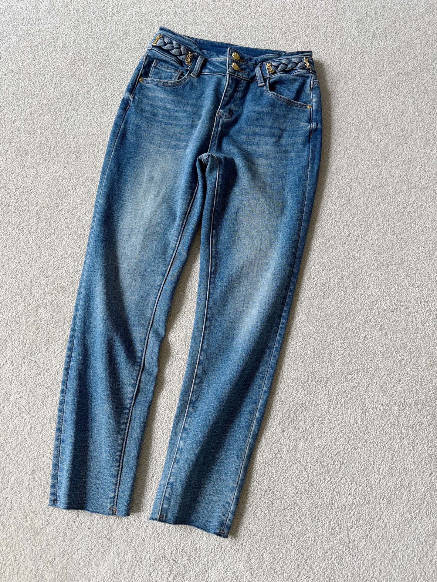 NO:610783,This year’s fleece pants are both warm, comfortable and easy to wear. For boot lovers, if you want to look slimmer, you can’t go wrong with these 89-point pants. The elastic denim-cotton fleece bottom is extremely warm and skin-friendly. They are also slimmer than ordinary fleece pants. They can be paired with boots/snow boots/all kinds of loafers, which can meet the needs of both dressing and warmth.  Small waist details WYSIWYG, high quality, loafers, boots, alexander wang19860909今年的加绒小脚裤出一条收一条 实实在在的保暖舒适又好穿 靴子爱好者,想要显瘦的 就认准这种八九分裤子收不出错 富有弹力的牛仔棉 底抓绒,保暖亲肤到极致 又比普通的加绒裤更显瘦 可搭配靴子/雪地靴/各类乐福鞋 都能满足穿搭和保暖的需求 腰部小细节所见即所得,高品,,loafers,boots,alexander wang,Women's clothing