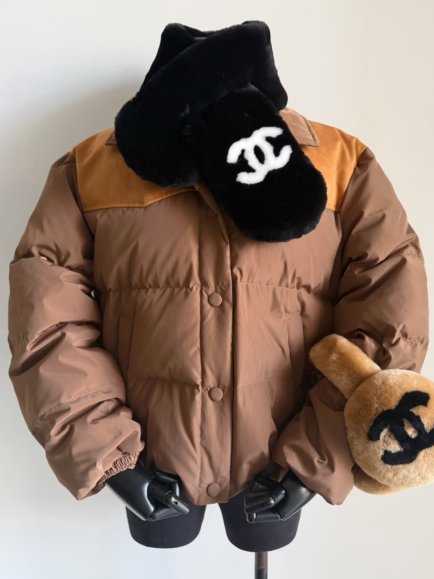 NO:611713,Equipped with a dust bag, even the down jacket is so stylish. Miu is really winning this autumn and winter. No wonder fashionistas love it ~~ Suede stitching Maillard color down jacket, the real chocolate brown is super soft, suede stitching + embroidered logo on the chest. Every little detail is in my heart. The interior is filled with national standard 90 white goose down. The velvet has small feather stalks, fluffy, light and warm. The hem of the short bread coat can be drawn with a drawstring.  There is no pressure to manage autumn and winter, whoever wears it is fashionable,,miumiu,down jacket,chamois leather,alexander wang19860909配防尘袋连羽绒服也做到如此洋气十足 miu今年秋冬真的赢很大 怪不得时髦精都宠它 ~~ 麂皮拼接美拉德色系羽绒服 实物巧克力棕色超温柔 胸前麂皮拼接+刺绣徽标 每一个小细节都在我心坎上. 内里填充国标90白鹅绒 绒朵大羽梗少,蓬松轻盈又保暖 短款面包服下摆可抽绳 秋冬驾驭起来无压力,谁穿谁时髦,,miumiu,down jacket,chamois leather,alexander wang,Women's clothing