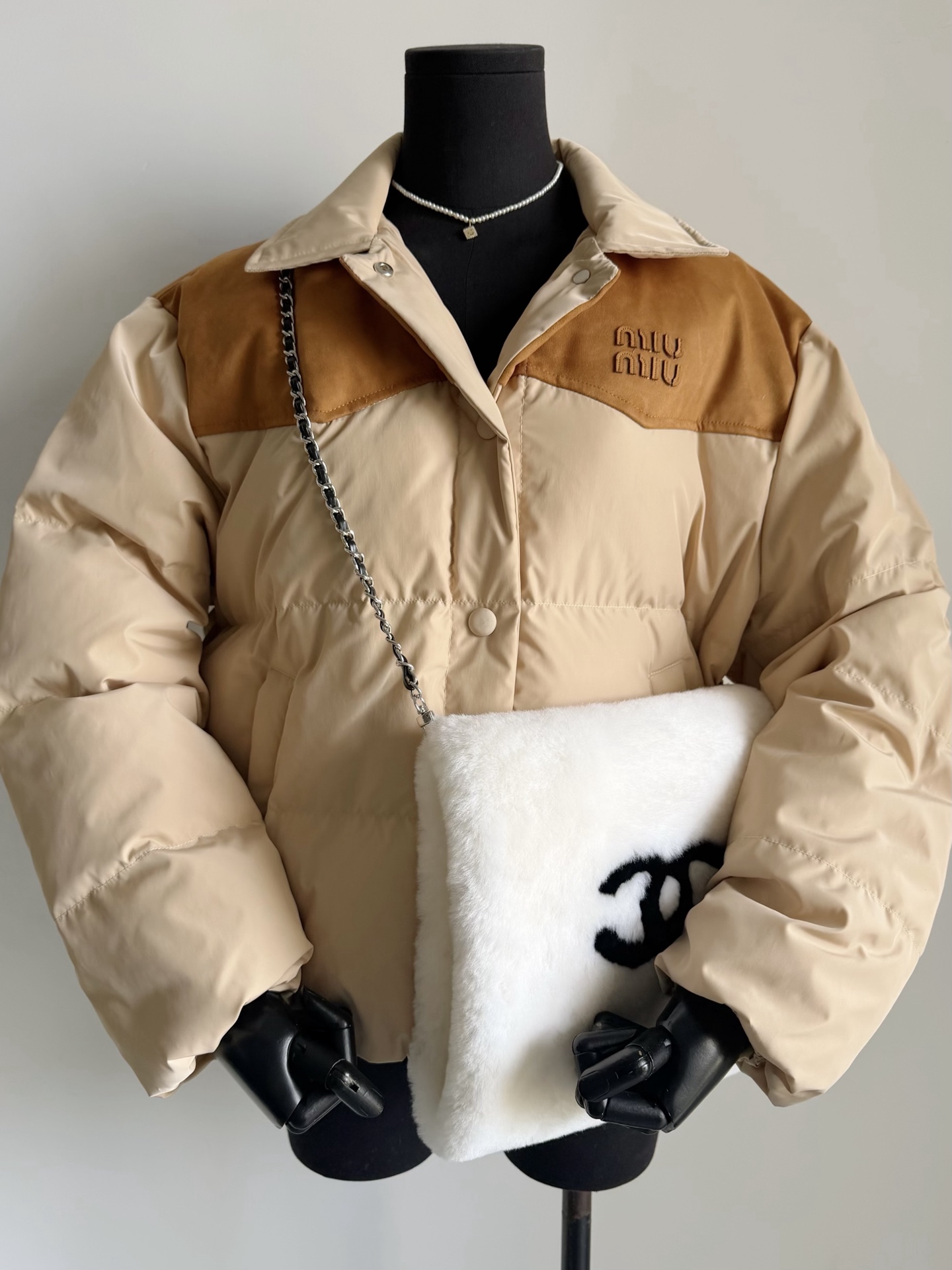 NO:611721,Comes with a dust bag in cream color and detailed photos. It is still fully filled with 90 white goose down. The whole piece has almost no weight and is very light. The real high-quality velvet has excellent warmth retention. This color matching is also extremely rare. Compared with the same style on the street, wearing it gives people a 'very good aesthetic' feeling,, alexander wang19860909配防尘袋奶油色·细节实拍图 依旧90白鹅绒饱满填充 整件几乎没有自重,非常轻巧 实打实的高品质绒朵保暖度极佳. 这个配色也是极其稀有 比起满大街的蕾同款 穿上它给人“审美极好”的感觉,,alexander wang,Women's clothing