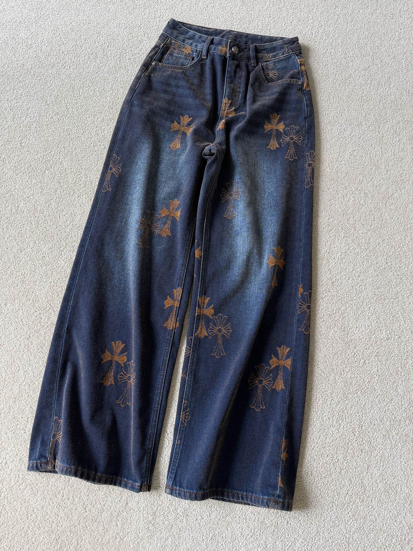 NO:611705,A perfect pair of thickened Crohn's Jeans in autumn and winter. Who knows the full sense of security it brings? It not only satisfies the appearance needs of the outfit, but also has the practicality of keeping warm and skin-friendly. This kind of pants is always worn repeatedly in the wardrobe. Customized thickened cross-pattern jacquard velvet-feel denim fabric. The lining is fleece of the same color, which is very delicate. It is not easy to fade and velvet, and it is more drapey. Compared with the previous fleece pants, you are slimmer~~ You all know the mid-high waist scimitar pants type.  The first batch of good goods will be shipped every day,,chrome hearts,jeans,alexander wang19860909秋冬一条搞定的加厚克罗心牛仔裤 谁懂它带来的满满安全感 既满足了穿搭的颜值需求 又有保暖亲肤的实用性 在衣橱这种裤子总是反复穿到. 定制加厚十字花提花绒感牛仔面料 内里同色系抓绒,很细腻 不易掉色不易掉绒更加垂坠 比起以往的加绒裤更加显瘦~~ 中高腰弯刀裤型你们都懂 首批好货入库每天发送,,chrome hearts,jeans,alexander wang,Women's clothing