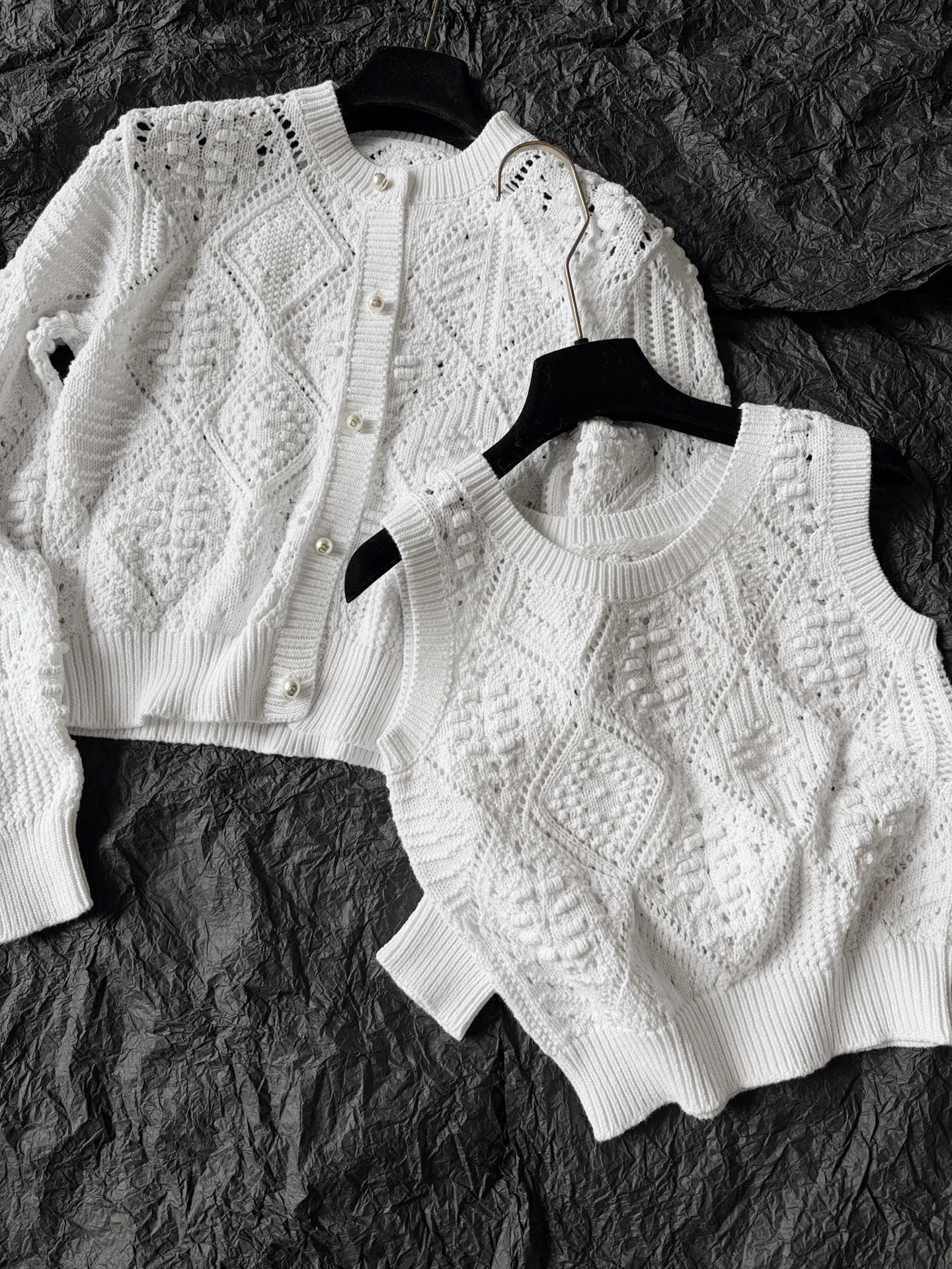 NO:611732,Matching vest · Actual photos of details. It is highly recommended whether worn alone or layered. The simpler, the more durable it is. It will not be out of style in three to five years. It is recommended to collect it with the series of cardigans, alexander wang19860909配套背心·细节实拍图 不论单穿还是内搭都很推荐 越简单越经久耐穿 任意过个三五年都不过时 推荐和系列开衫一起收,,alexander wang,Women's clothing