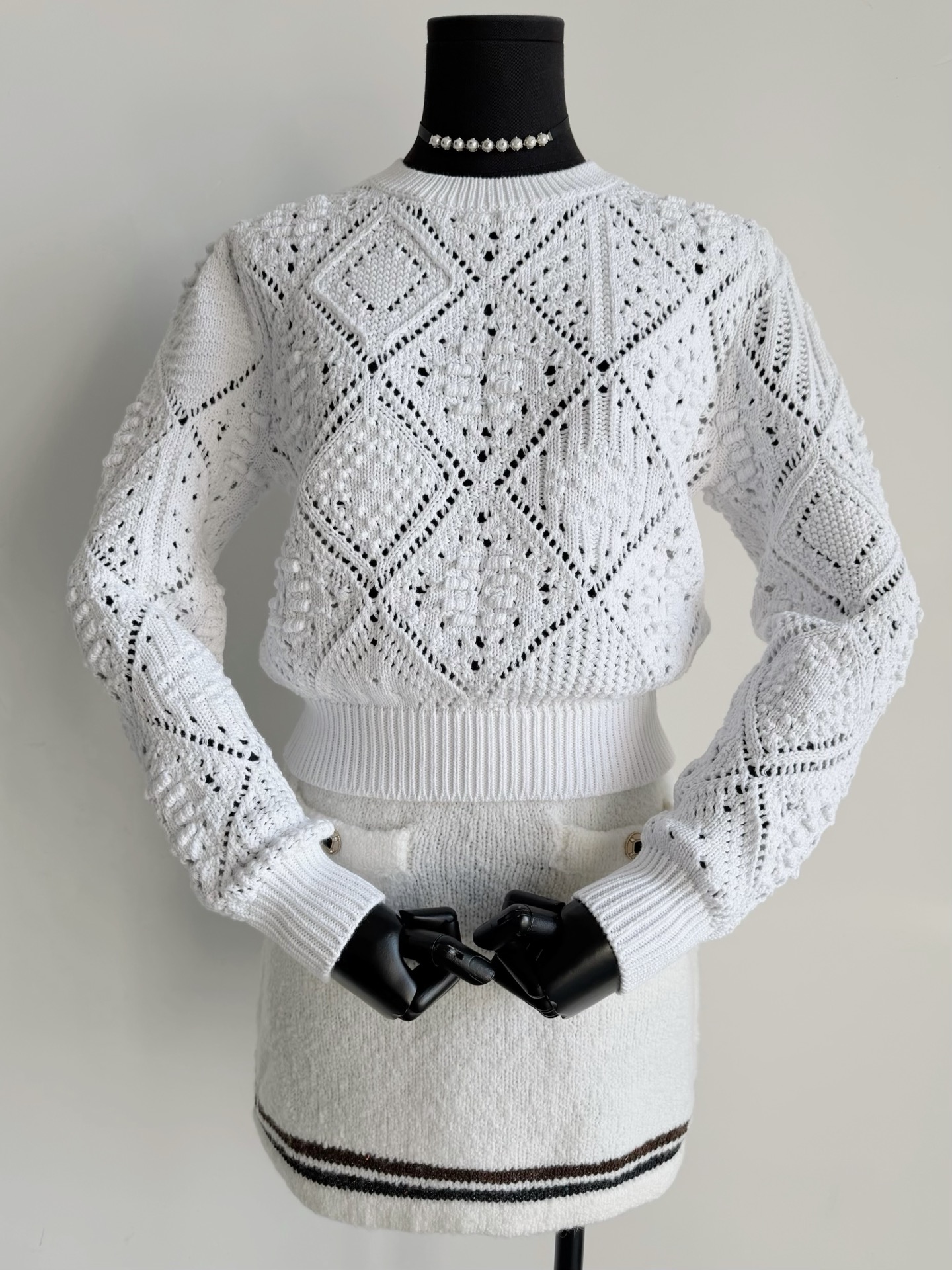 NO:611696,Actual photo of Little Bee Embroidery·Round Neck Details. Just like the original, it is in pure white. Pay attention to the difference. The version with slightly puffed sleeves beautifies the proportions of the upper body and highlights the head-to-shoulder ratio. There is no unnecessary design in the whole piece. It is simple and elegant with a sense of high-end.,alexander wang19860909小蜜蜂刺绣·圆领细节实拍图 如原办一致是正白色注意区别 略带泡泡袖的版型 上身美化比例,彰显头肩比 整件毫无一处多余的设计 简约大方自带高级感,,alexander wang,Women's clothing