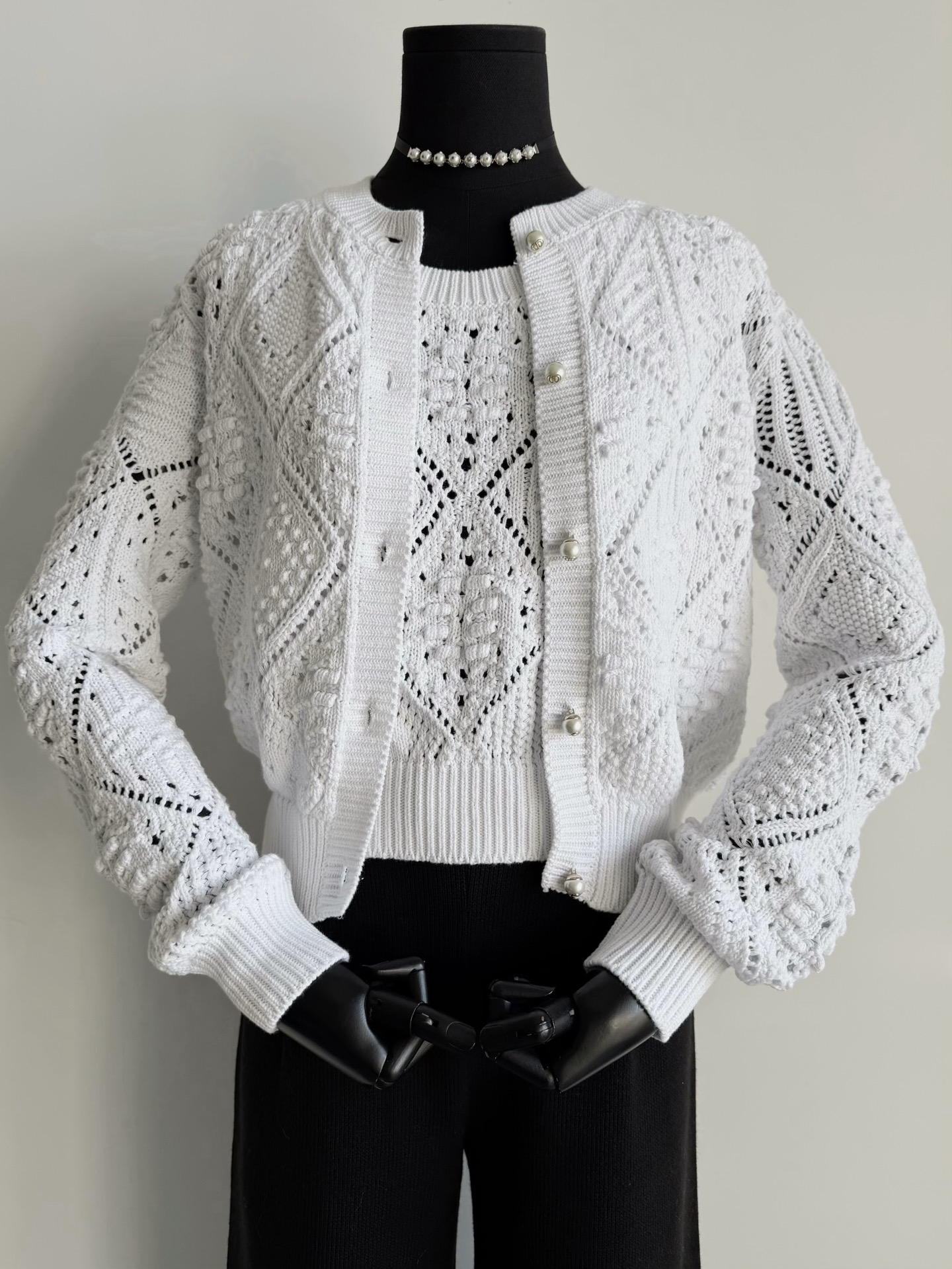 NO:621827,The 26 early spring series will be released together with the cabinet. Be the first to get it and enjoy it with VIP ~~ Dr's low-key luxury will never go out of style. Imported Egyptian cotton pearl button cardigan is paired with a vest/round neck pullover sweater from the same series. Each three-piece set has its own beauty and meets the dressing needs of different occasions. Imported Egyptian cotton is skin-friendly, delicate and has a hand-feel. The three-dimensional weaving has obvious concave and convex texture. It is elastic and has no restrictions on the figure. It can be worn inside the current season.  It is very cost-effective to wear alone at the beginning of spring,,sweaters,alexander wang1986090926早春系列同柜子一起上新 抢先入手和vip一起享受 ~~ Dr低调奢侈感永不落伍 进口埃及棉珍珠扣开衫 搭配同系列背心/圆领套头毛衣 三件套各有各的美 满足不同场合穿搭需求. 进口埃及棉亲肤细腻又有手感 立体织造凹凸感明显 富有弹力对身材不设限 当下的季节入手可以内搭 开春直接单穿性价比很高,,sweaters,alexander wang,Women's clothing