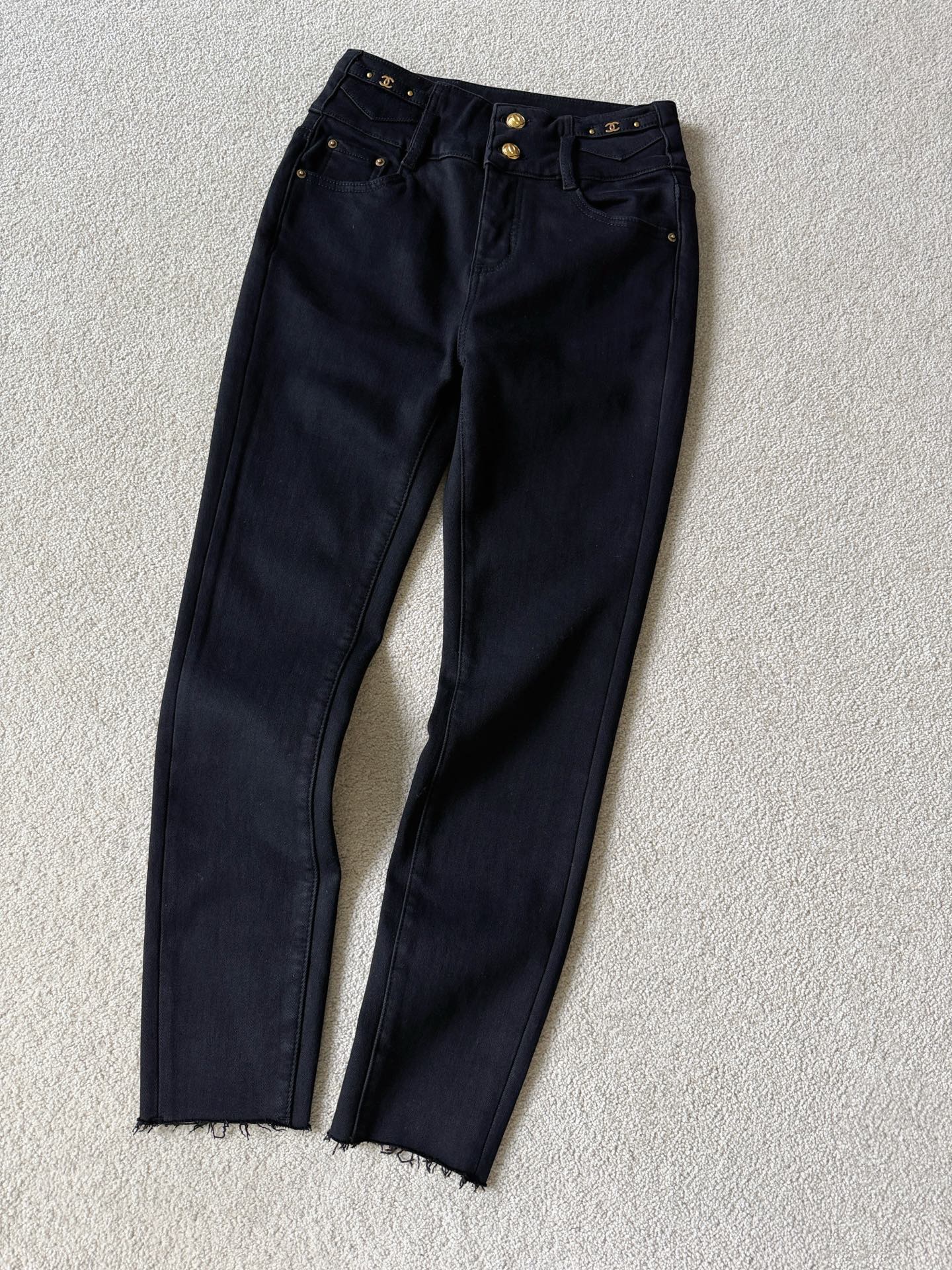 NO:621817,I will continue to update my top-quality petite pants. I invite all new and old customers to boldly buy a pair. Only when you get a pair can you feel the care of my family. It is truly different from the pants you bought in the past. Customized high-weight stretch denim, durable and not easy to deform and lose shape. The interior is finely velvet treated, keeping warm but slimming. It will not look bloated at all. The tailoring includes small details such as routing. It is clean and neat visible to the naked eye. It is not inferior to the four-digit trousers in the mall!!,, alexander wang19860909继续更新我家顶级小脚裤 邀请各位新老顾客大胆入手一条 到手才能感受到我家用心 真正区别你以往入手的裤子. 定制高克重弹力牛仔棉 经久耐穿不易变形走样 内里细腻抓绒处理,保暖却显瘦 完全不会显得臃肿无形 剪裁包括走线这些小细节 肉眼可见的干净利落 一点也不输商场四位数的裤子 !!,,alexander wang,Women's clothing