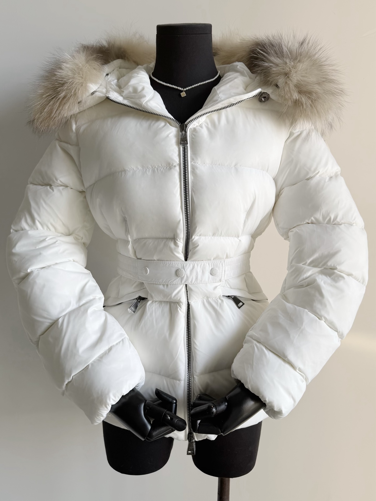 NO:621831,Come with a dust bag and buy a high-quality down jacket that will last for ten years. It took two months to carefully make a brand new product. Moncle·Boed is worth savoring every year~~ There are too many different versions on the market. Please pay attention to our details and take real photos without taking any detours. This piece of real fox fur collar alone feels smooth, dense and fluffy. It is enough to beat the 80% version on the market!! Let’s look at the filling degree of high-quality white goose down.  The velvet has large feathers and few stems, is light and odor-free and keeps you warm. The details of the hardware armband are enough to kill the remaining 20 versions. This year, I will buy this lady's white no matter what. Each piece comes with a dust bag, down jacket, alexander wang19860909配防尘袋买一件穿十年的高品质羽绒服 历时两个月精心制作全新出品 Moncle·Boed每一年都值得细品~~ 市面参差不齐的版本太多 认准我们细节实拍,不走弯路 单单这一片真狐狸毛领 手感顺滑,毛感密集又蓬松 足以吊打市面80的版本 !! 再看优质白鹅绒的填充度 绒朵大羽梗少,轻盈无异味更加保暖 五金袖标细节足以秒杀剩下的20版本 今年无论如何也要入手这件贵妇白 每一件配送防尘袋,,down jacket,alexander wang,Women's clothing